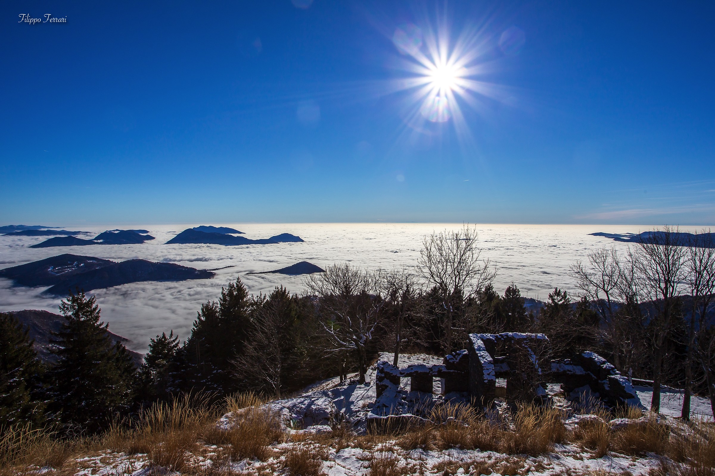 Lago Maggiore sotto la nebbia
