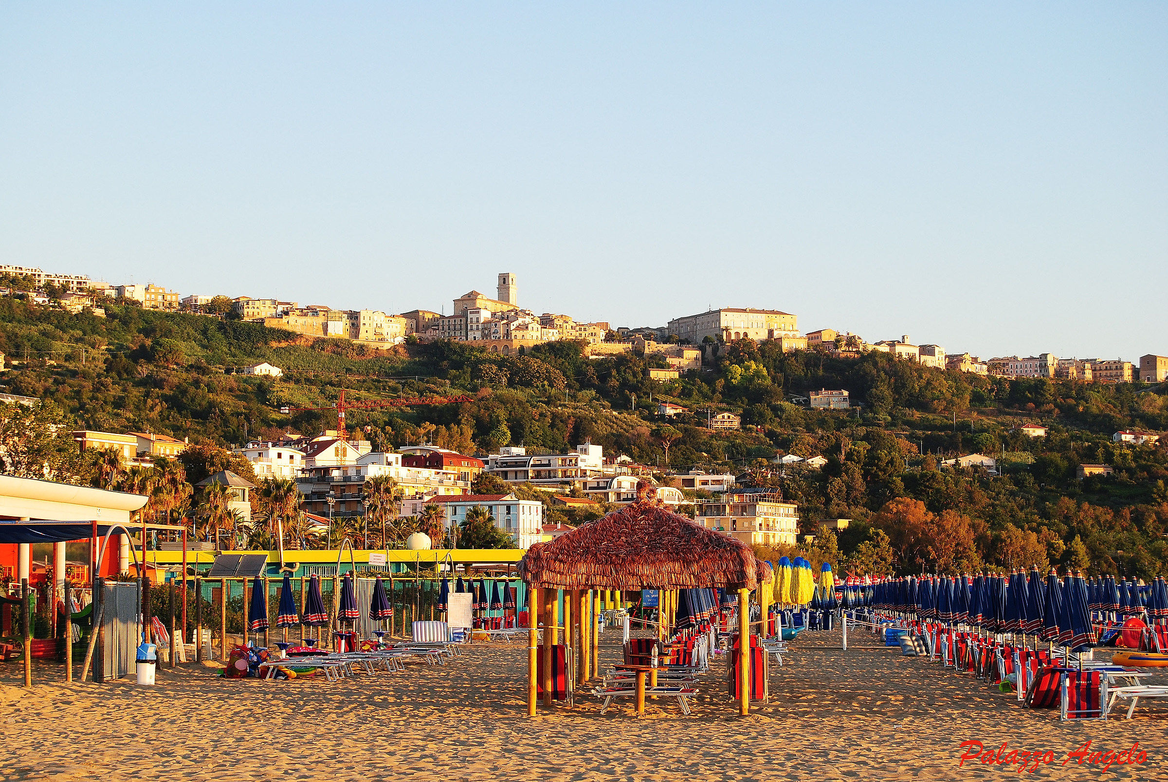 Ombrelloni a Vasto Marina con scorcio della città