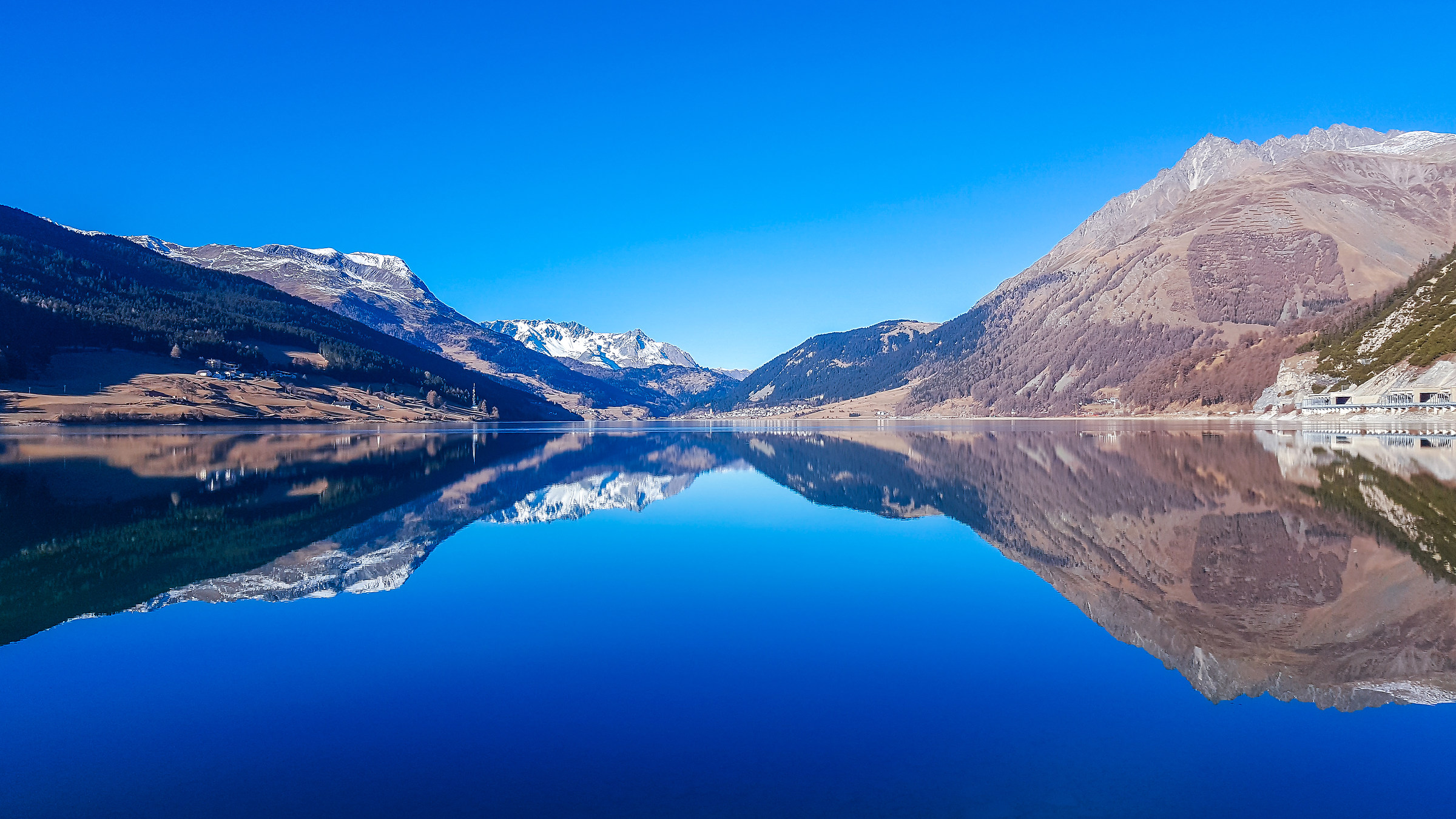 Lake Resia mirror effect