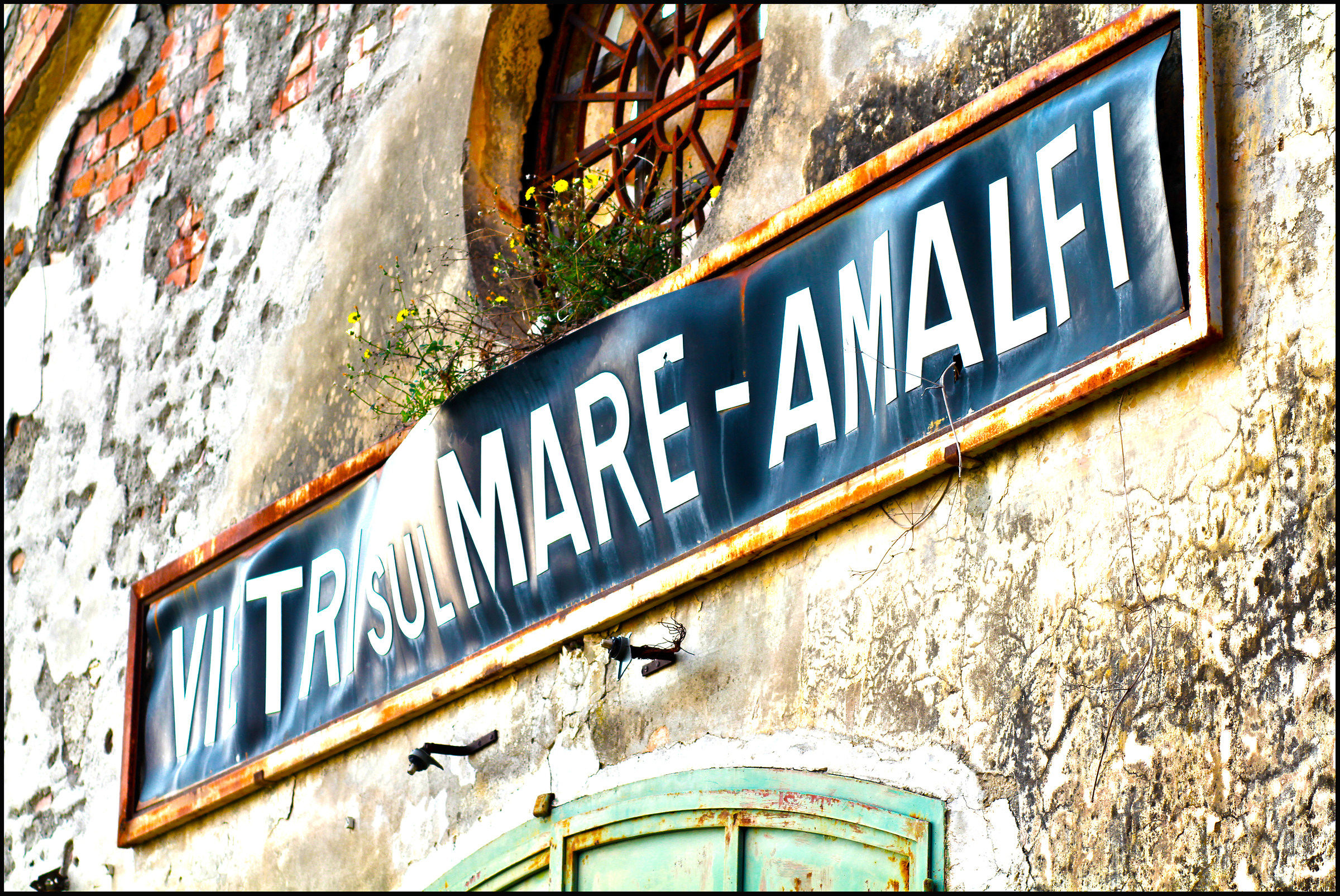 particolare della vecchia stazione di amalfi