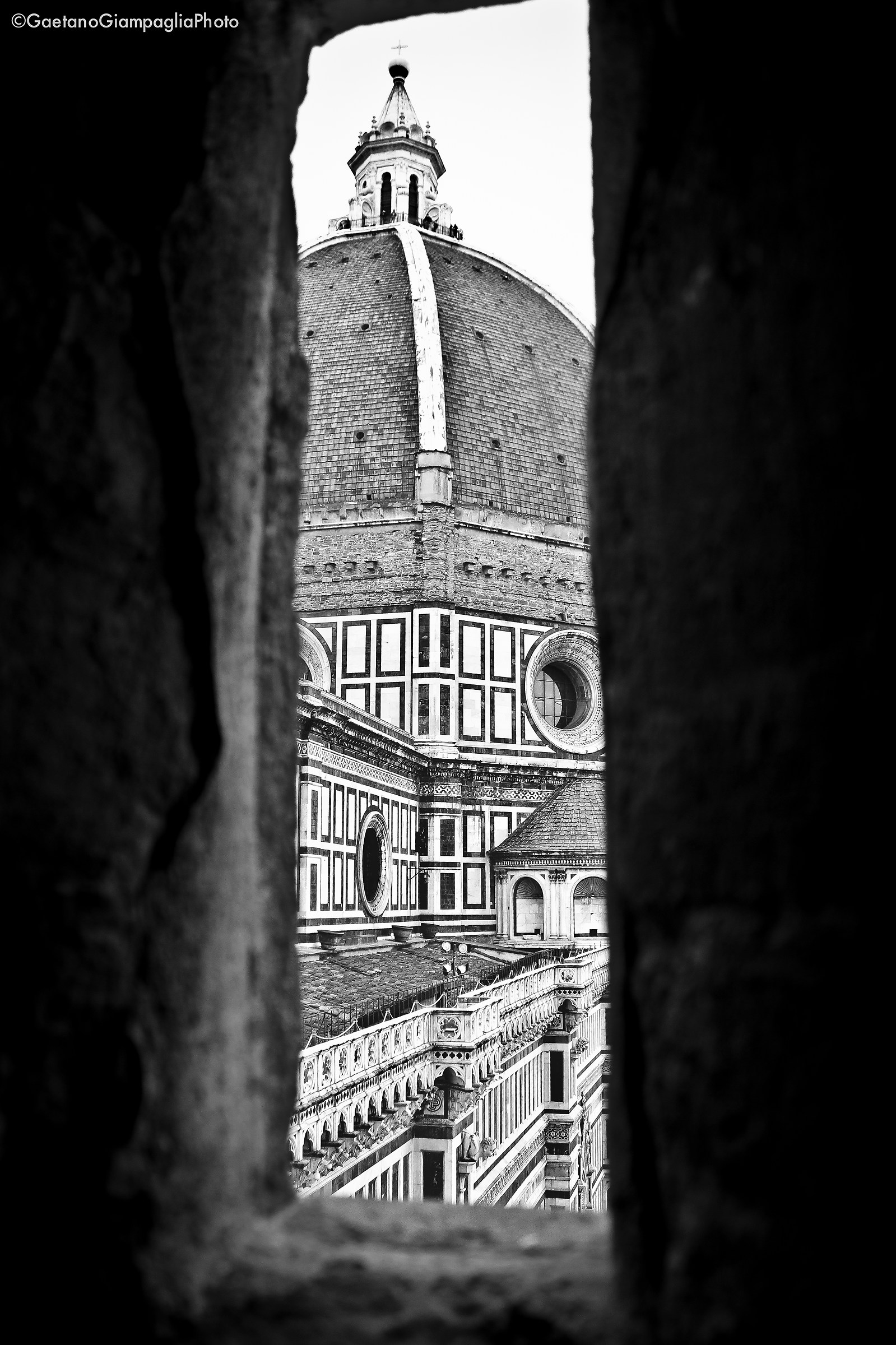 Da uno scorcio, la cupola