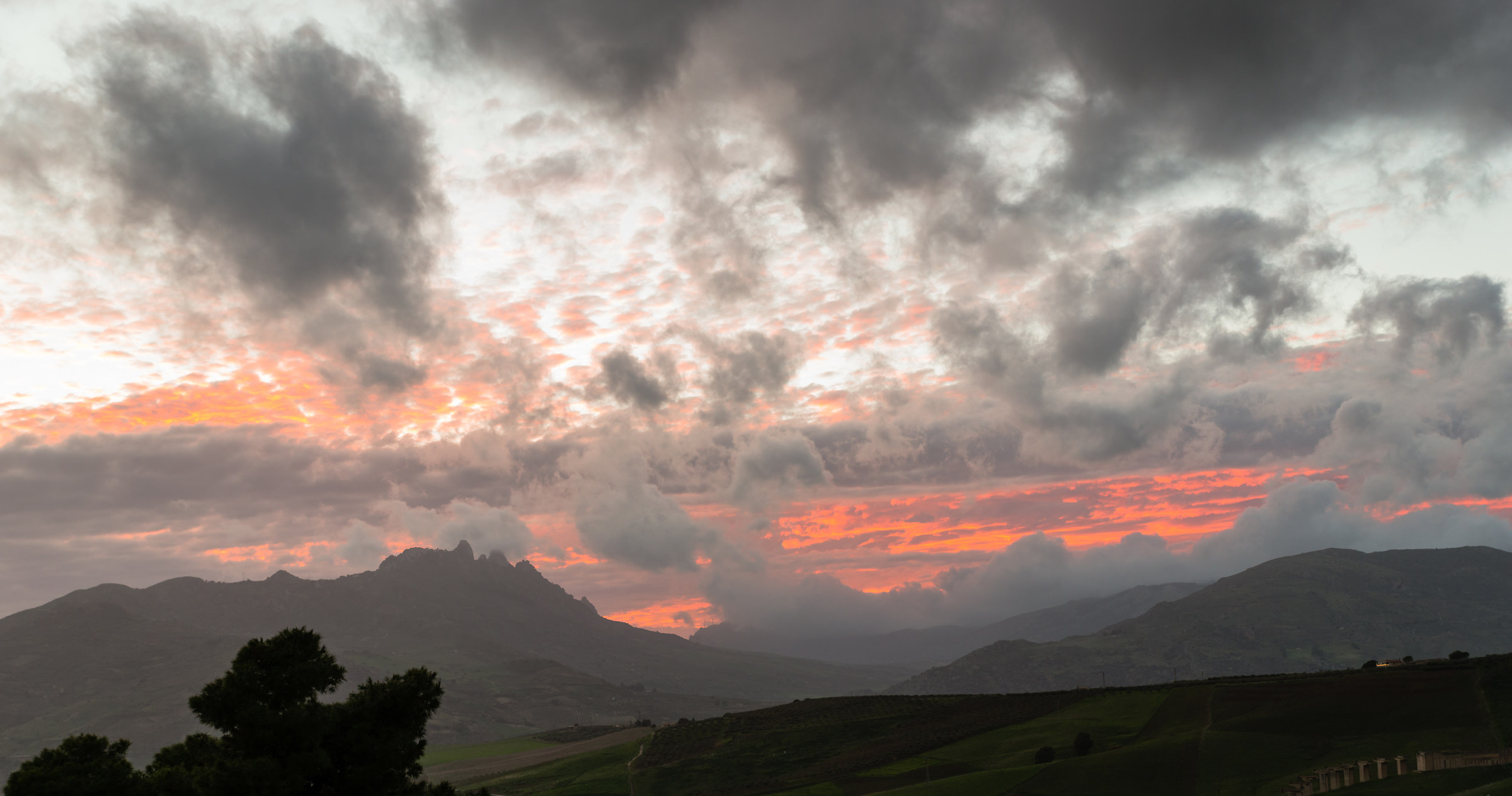 Tramonto tra i colli