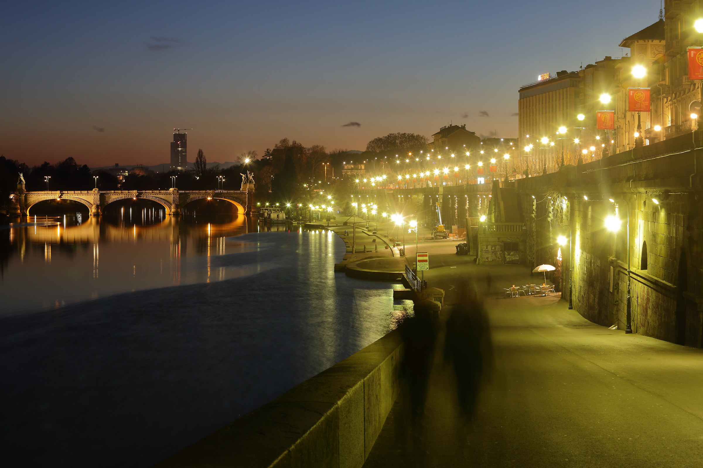 i murazzi sul po di sera