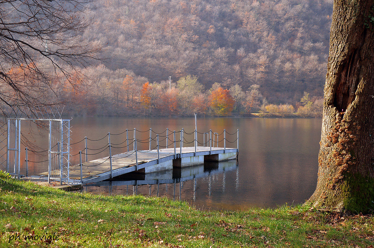Lake Ghirla in autumn