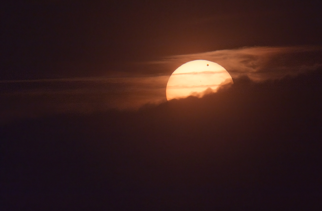 The transit of Venus in the clouds of dawn