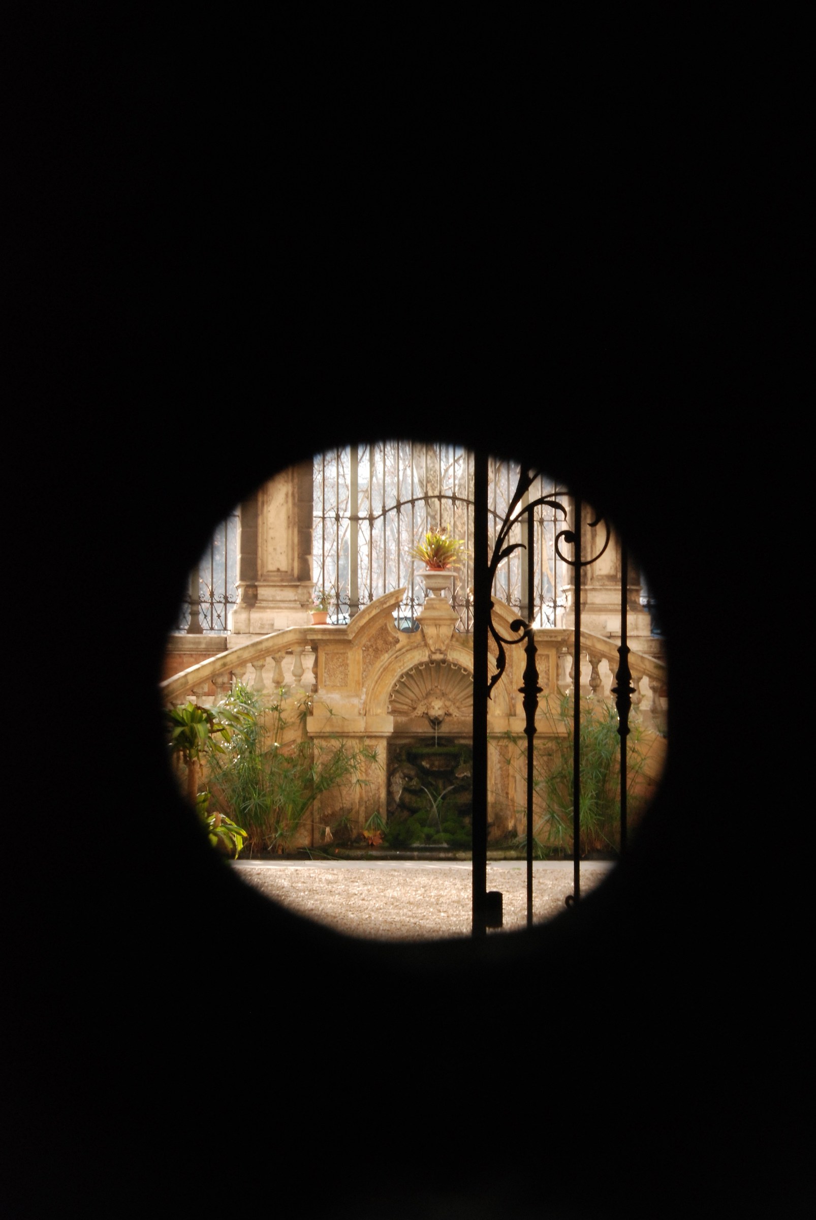 Spiando dal buco della serratura