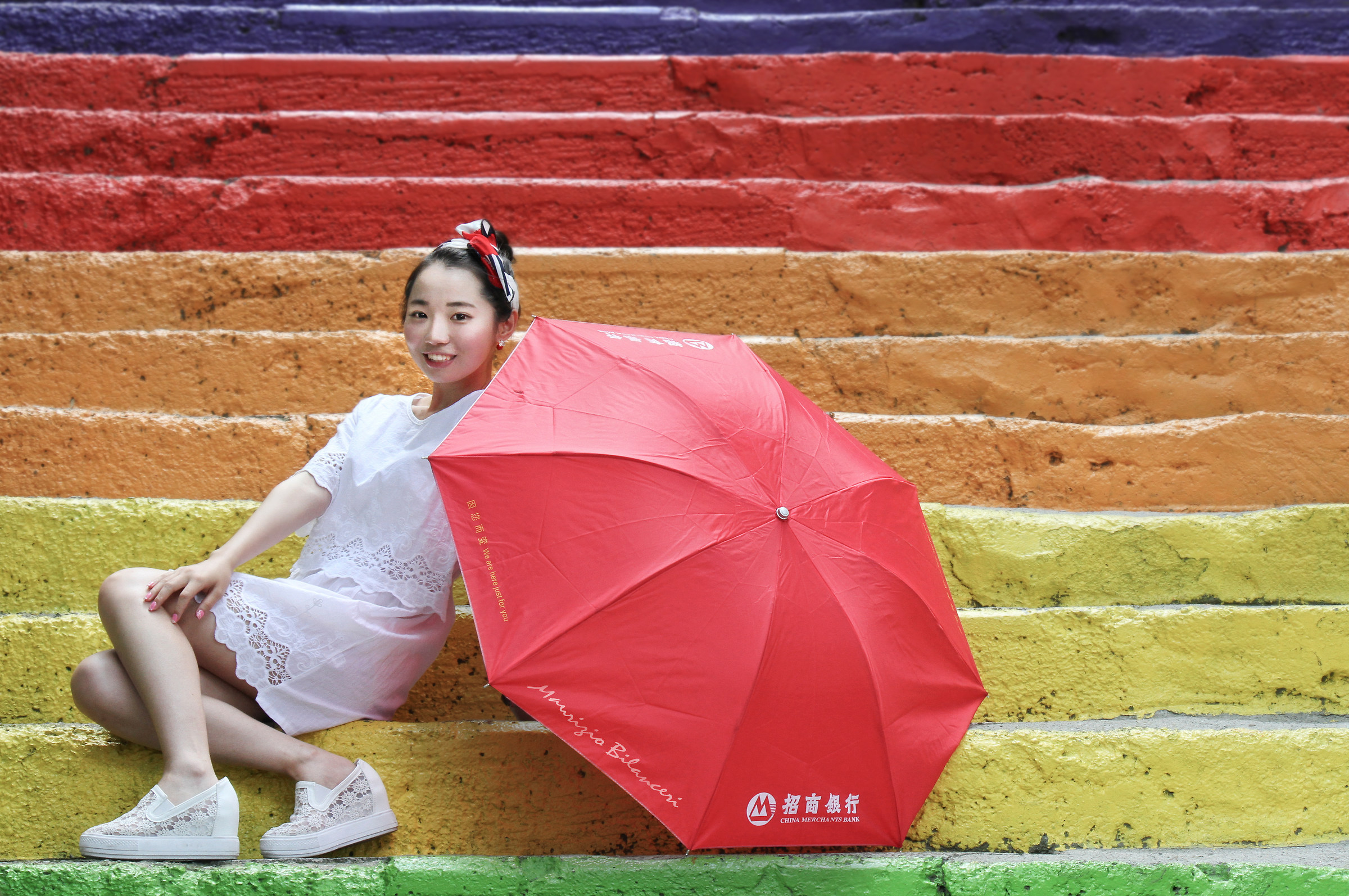 Ragazza cinese sull'arcobaleno