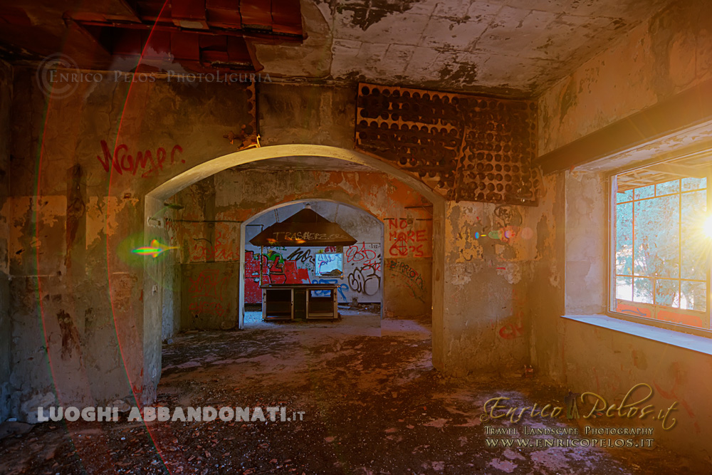 ristorante abbandonato - adandoned restaurant with sun