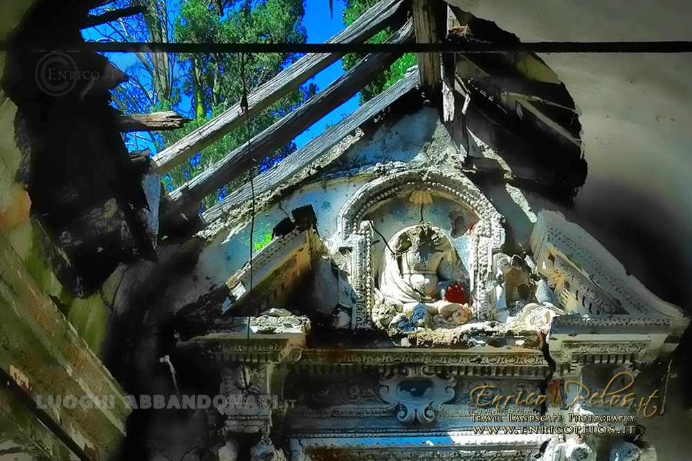 chiesa in rovina all'acquedotto storico di genova