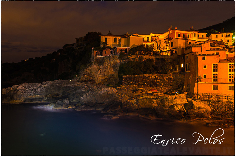 tramonto sera sul borgo marinaro ligure