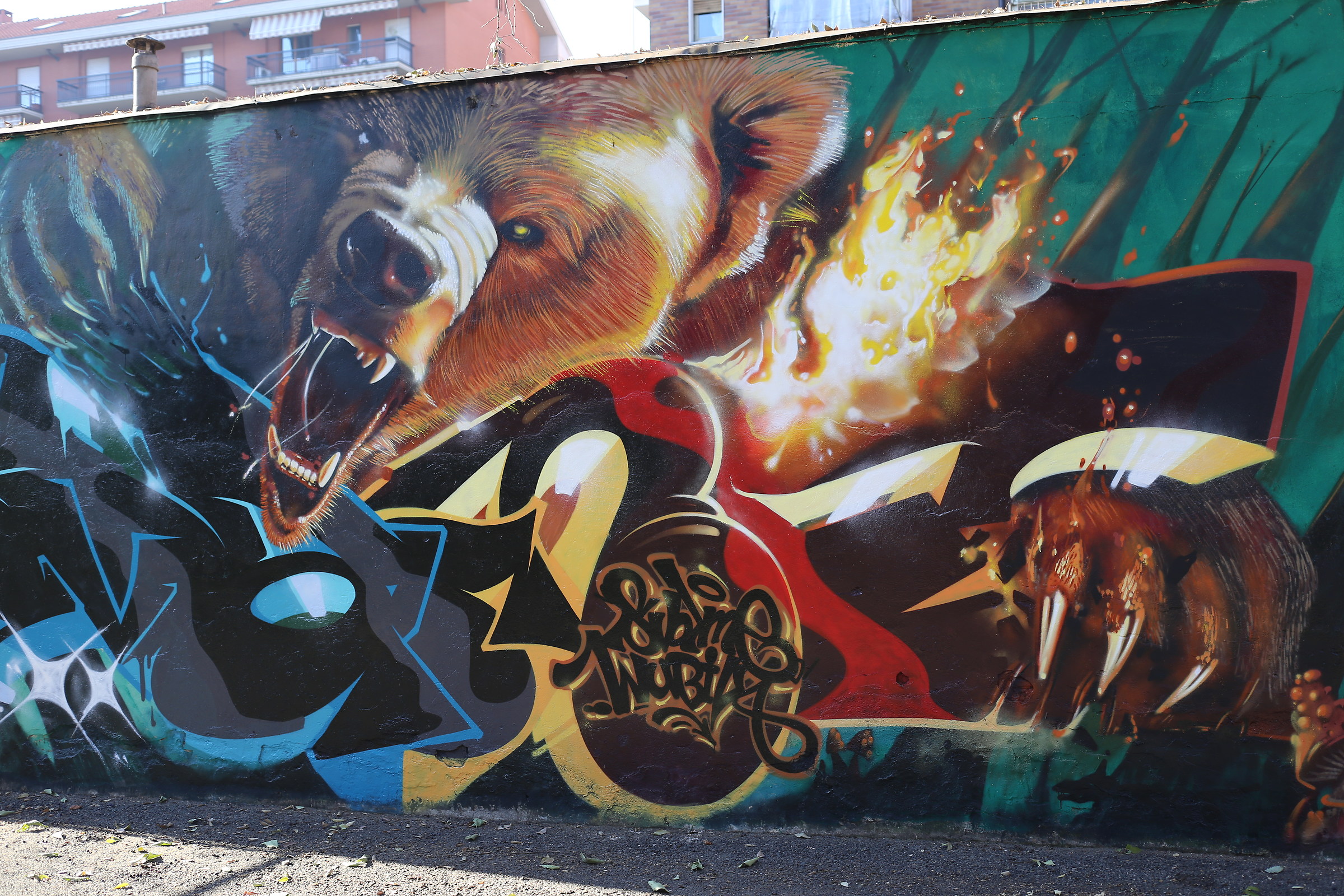 murales inquietante al parco giochi