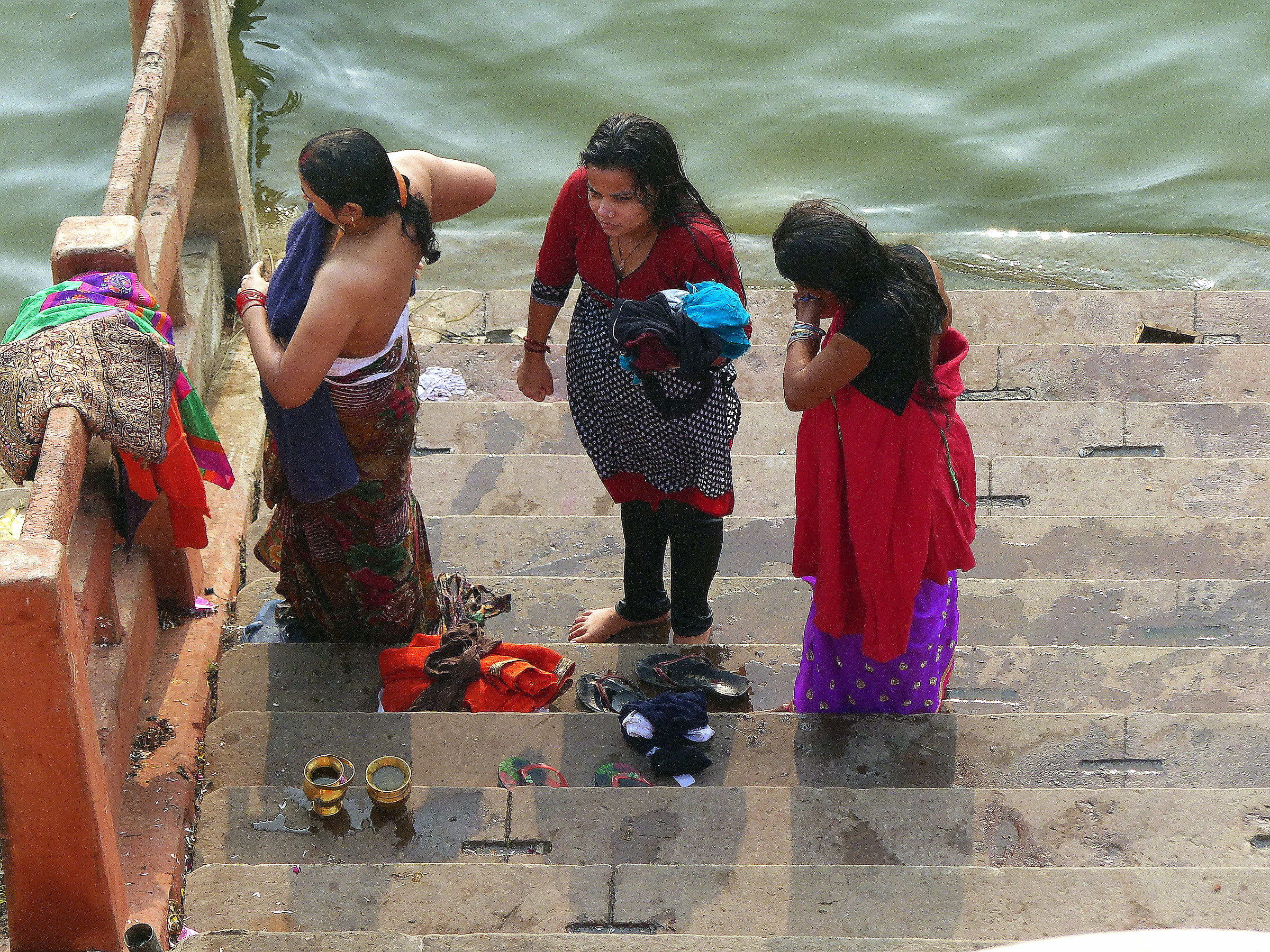 Rito mattutino nell'acqua del Ganga (Gange)
