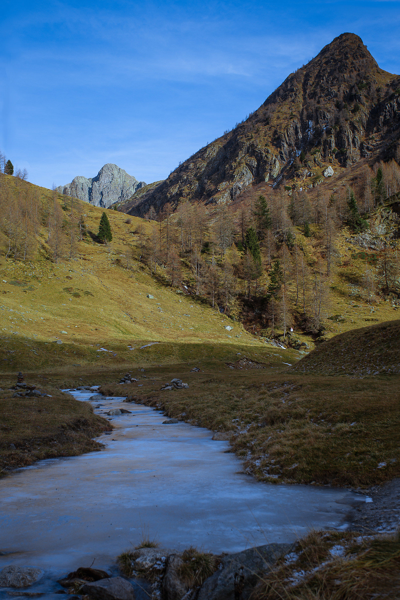 Una sorgente ghiacciata del fiume Brembo.