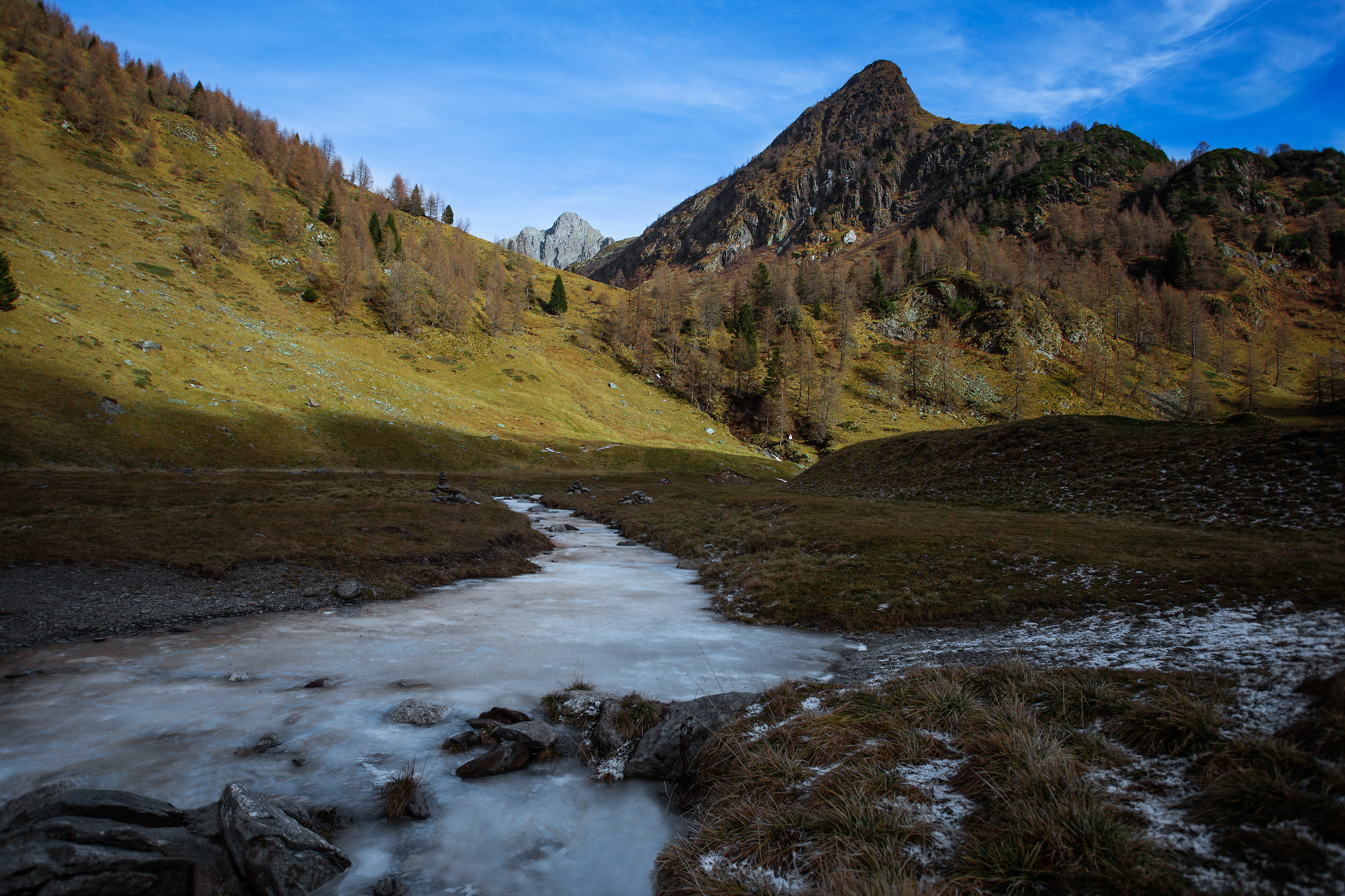Il guado che porta al laghetto