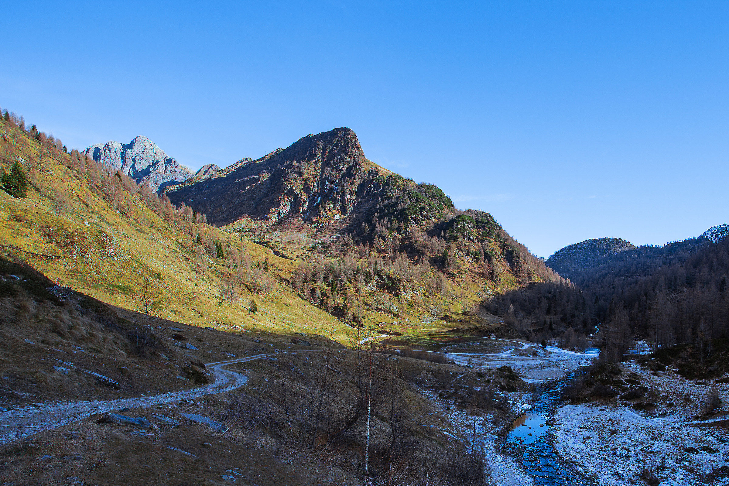 Il tratto che scende al laghetto