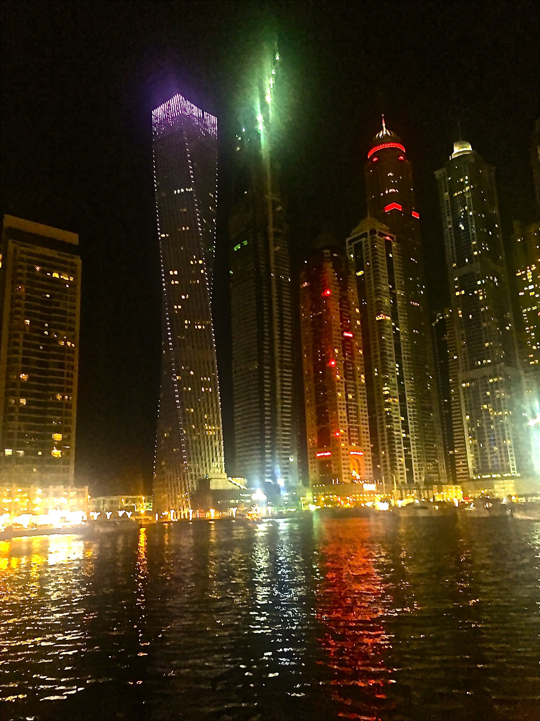 Dubai Marina notturna