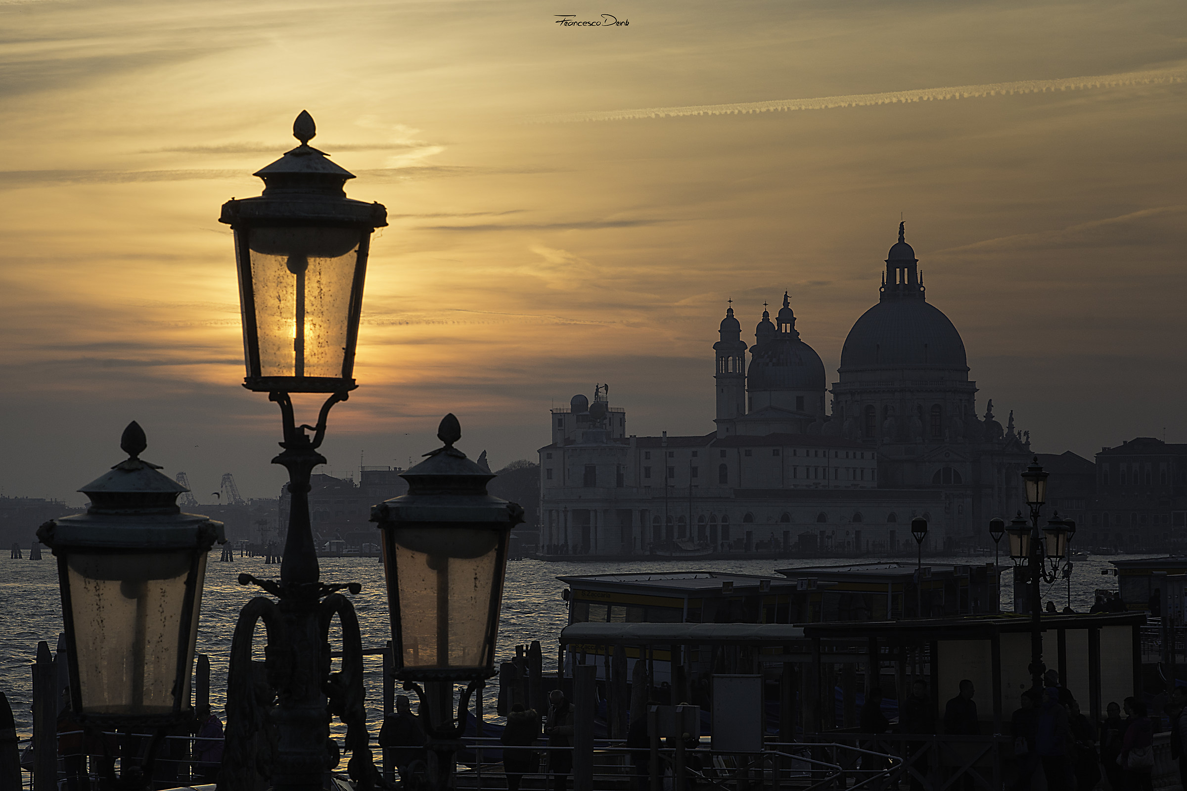 il sole in un lampione x illuminare Venezia