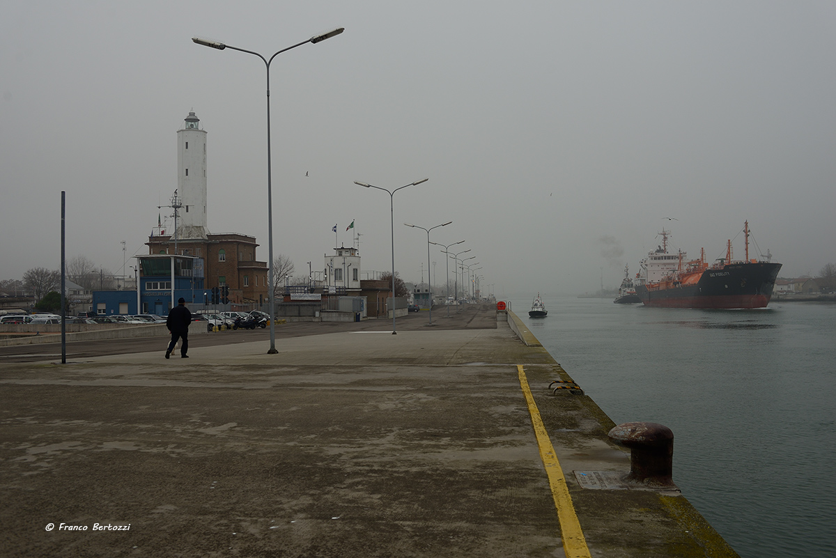 passeggiata con nebbia al faro