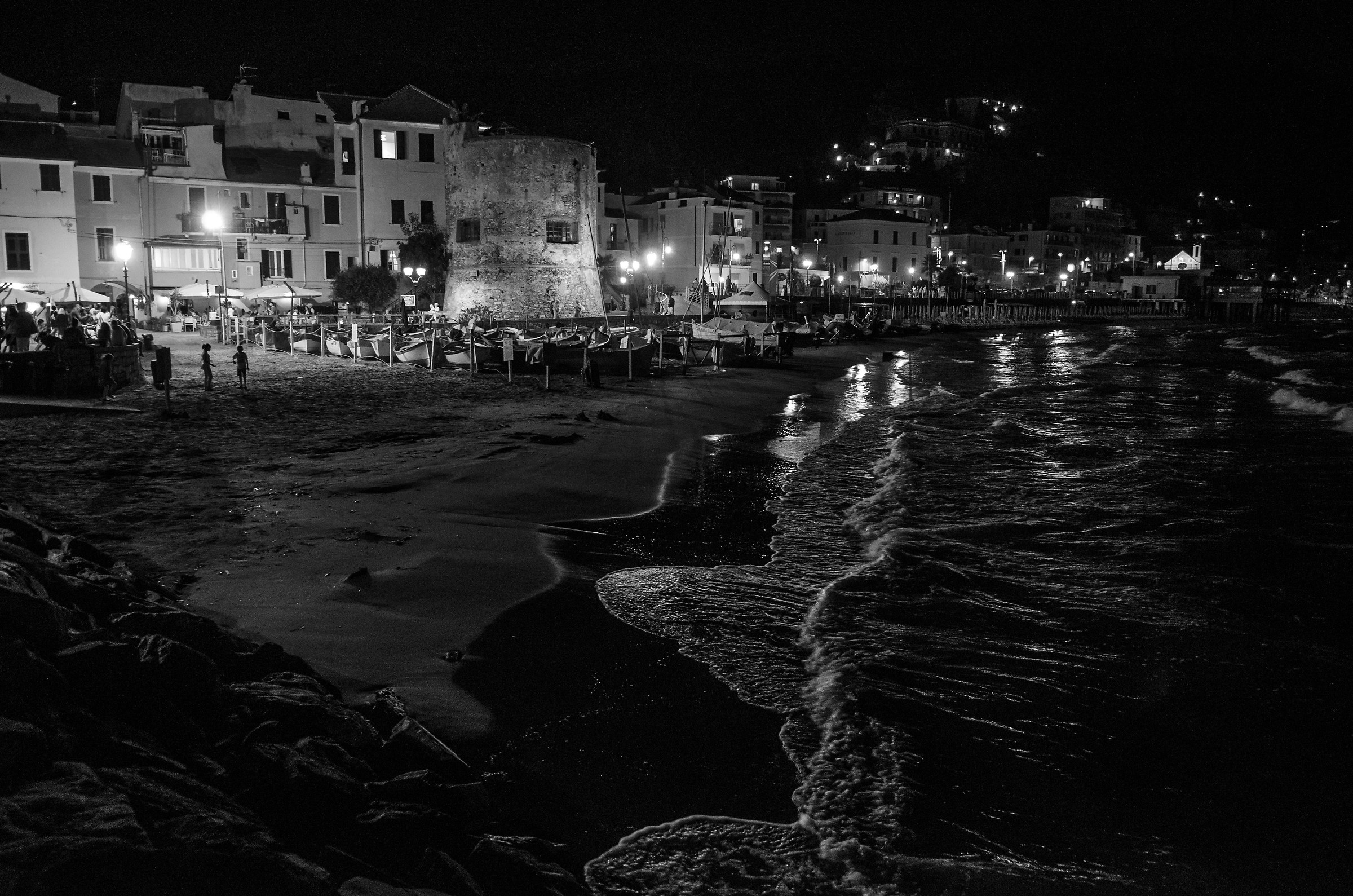 Laigueglia di notte in bianco e nero