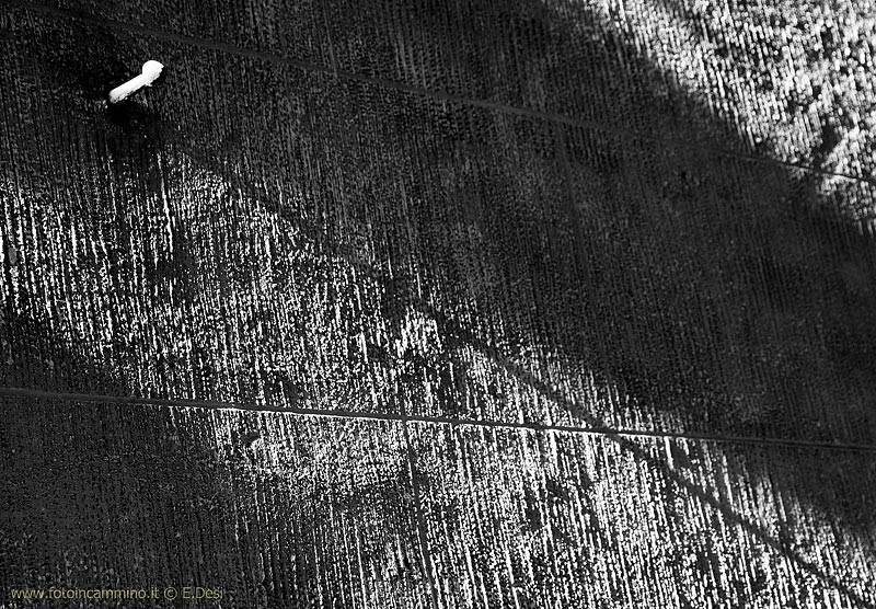 Piccolo chiodo lunga ombra