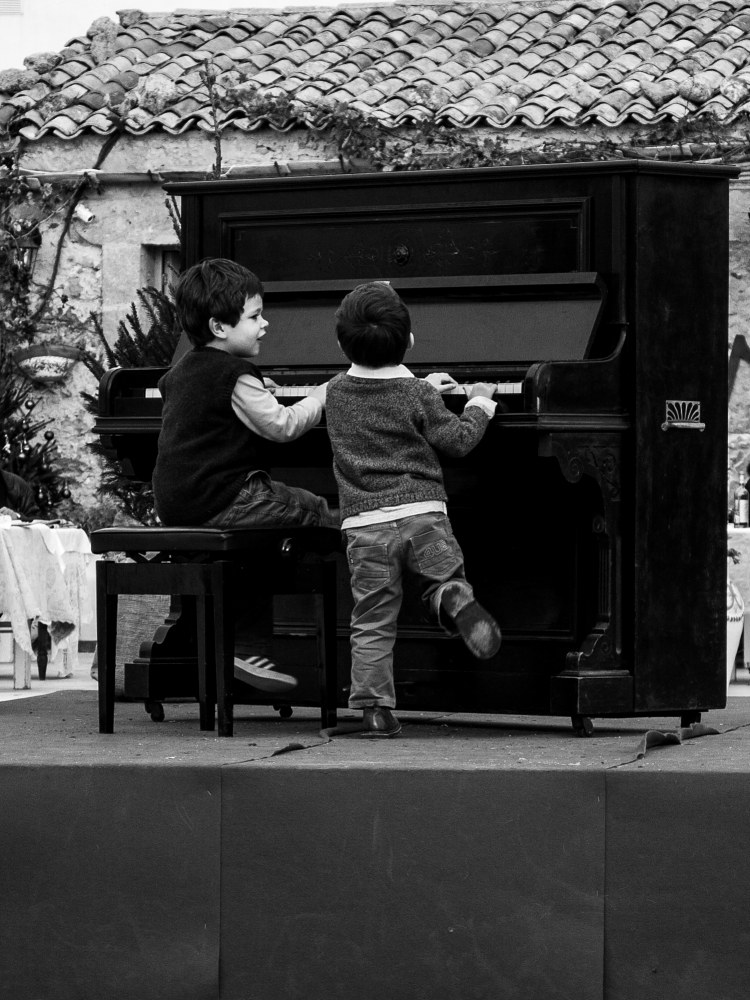 Raise your voice and sing the hope