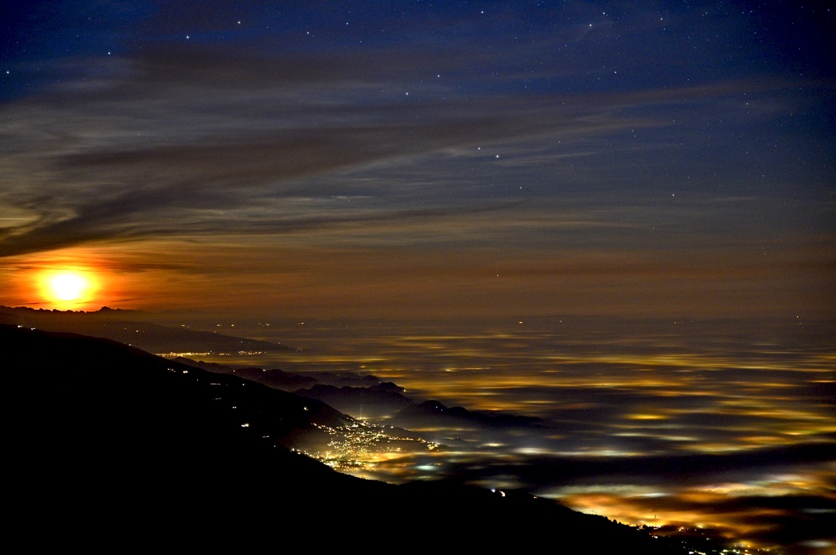 Sorge la Luna dalle dolomiti friulane