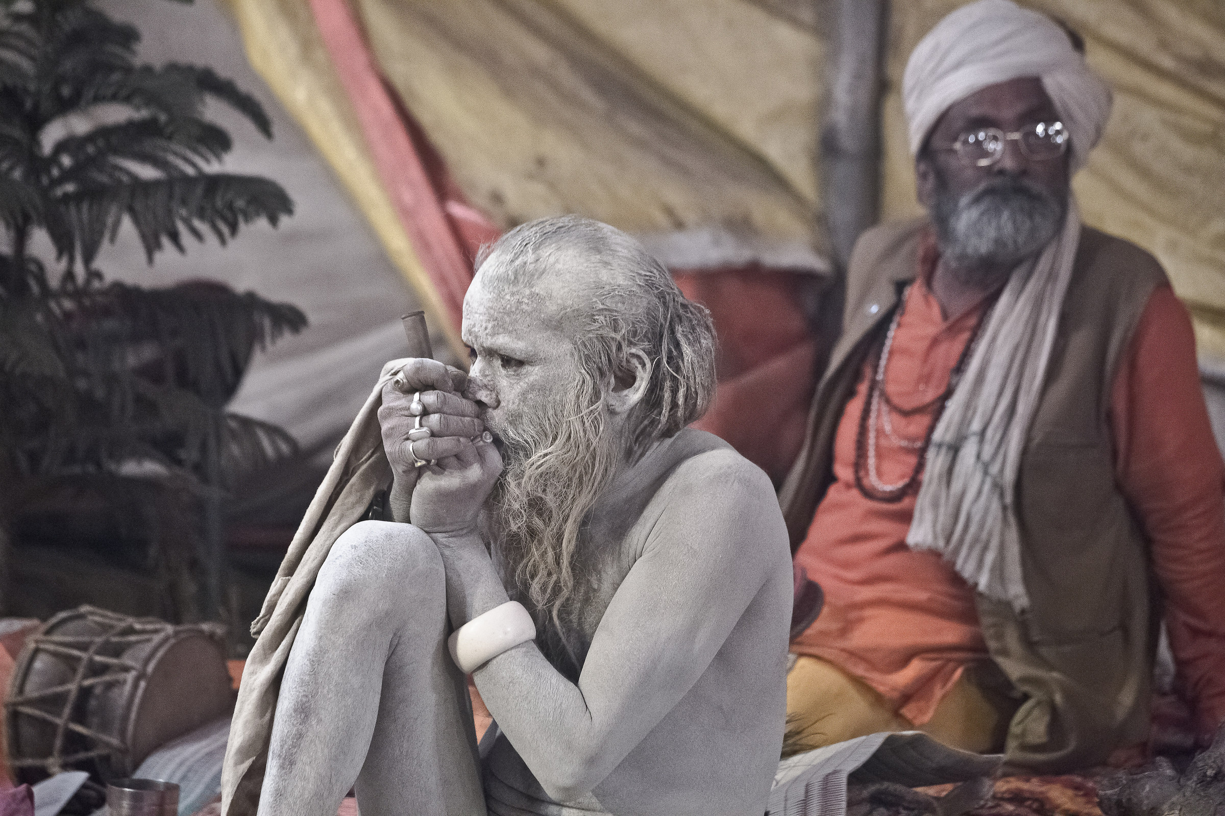 India, kmh apple in 2013, the holy men smoke hashish