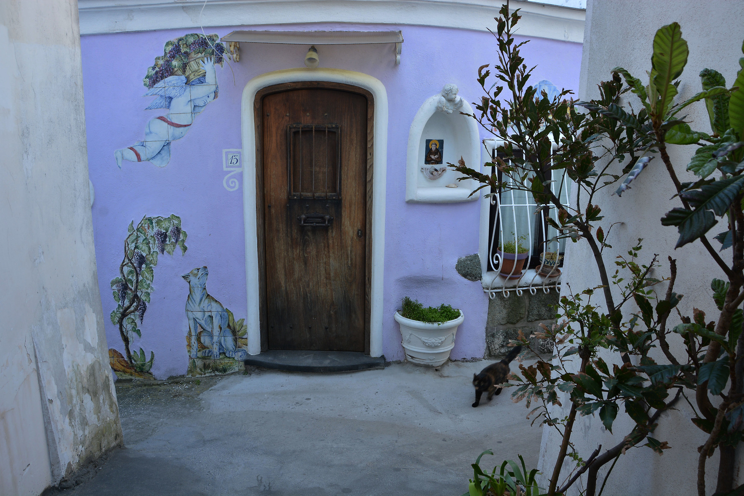 qulla not open the door!