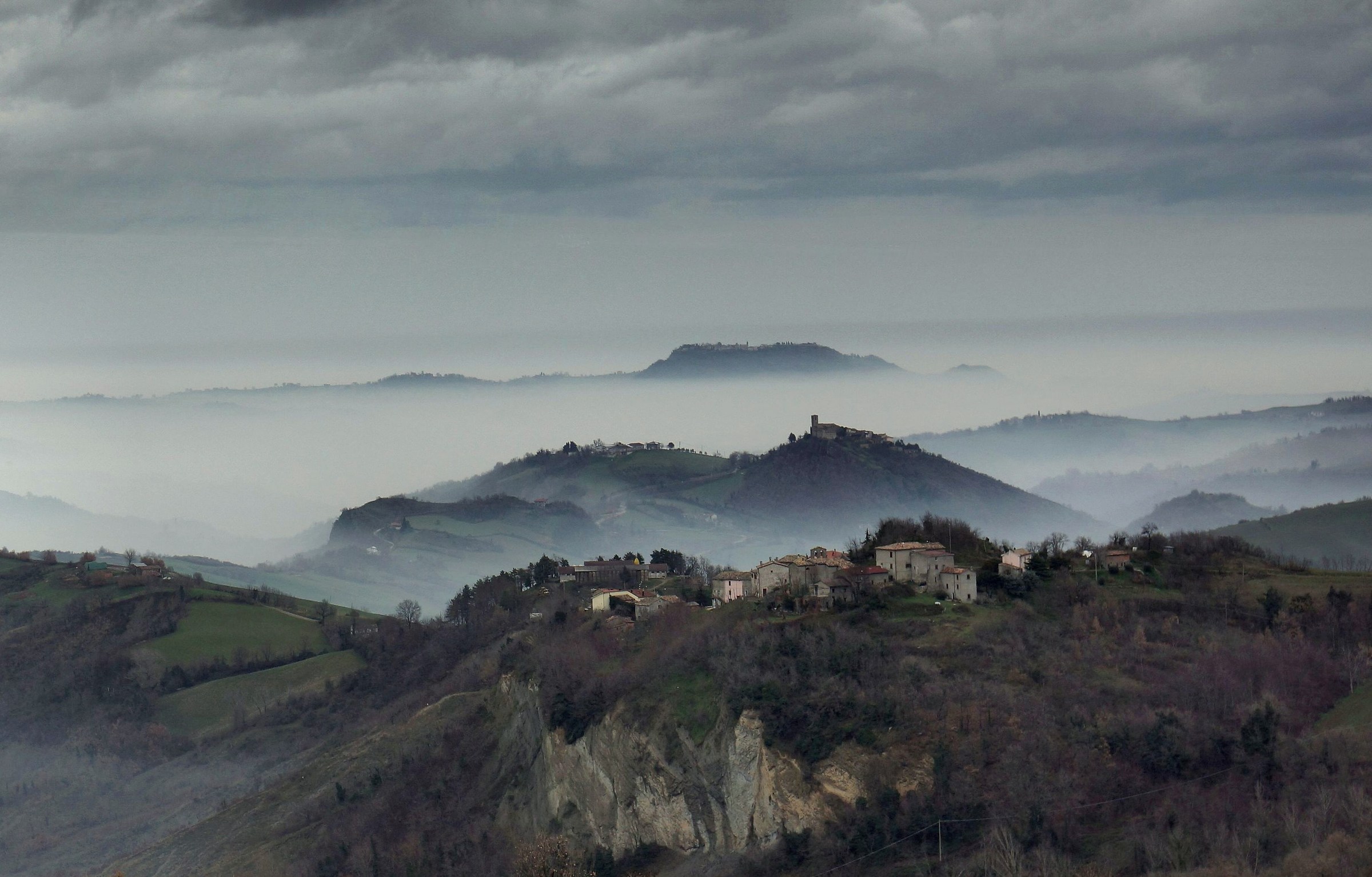 Piccolo borgo sulla rupe.