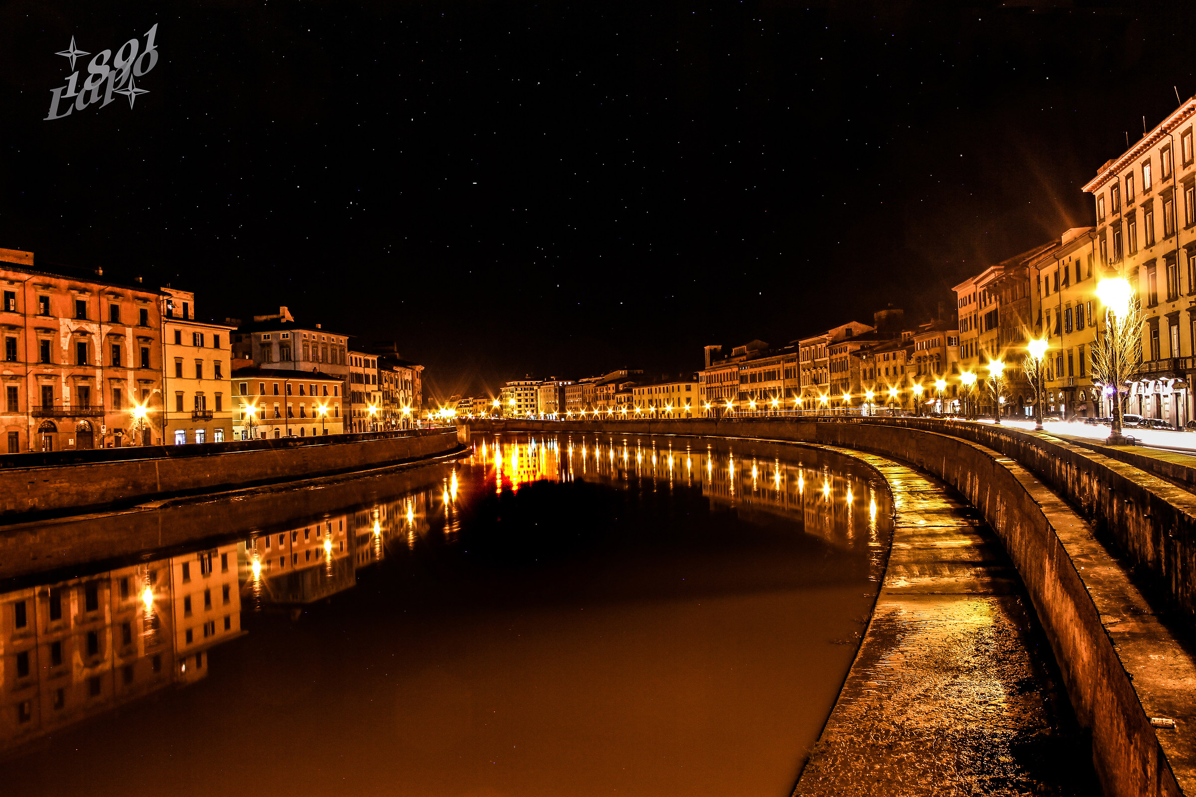 Riflessi nell'arno pisano.
