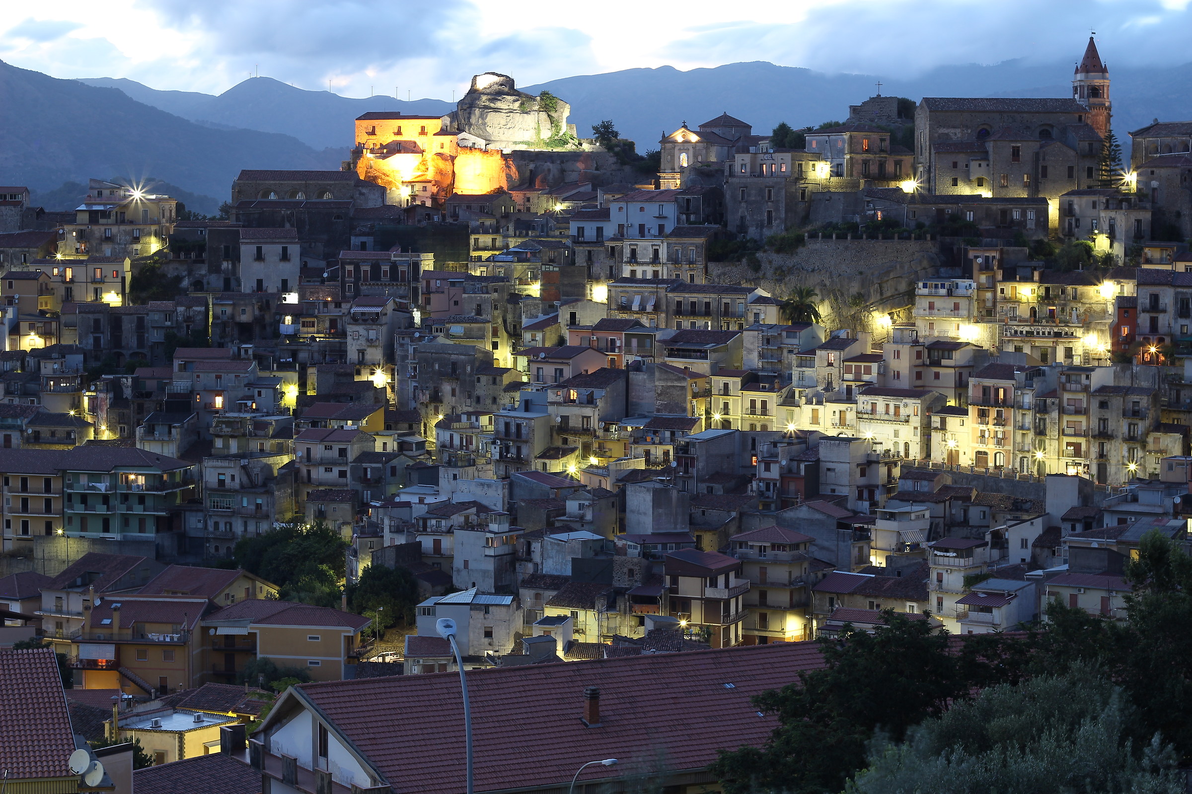 Si avvicina la sera a Castiglione di Sicilia