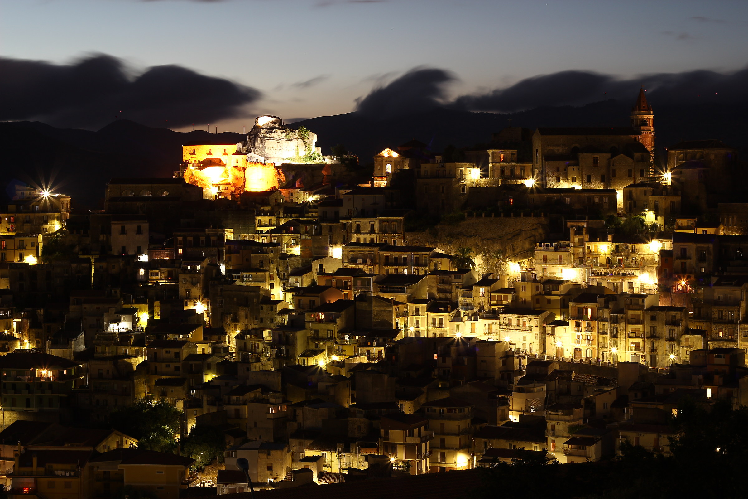 Scende la sera a Castiglionr di Sicilia