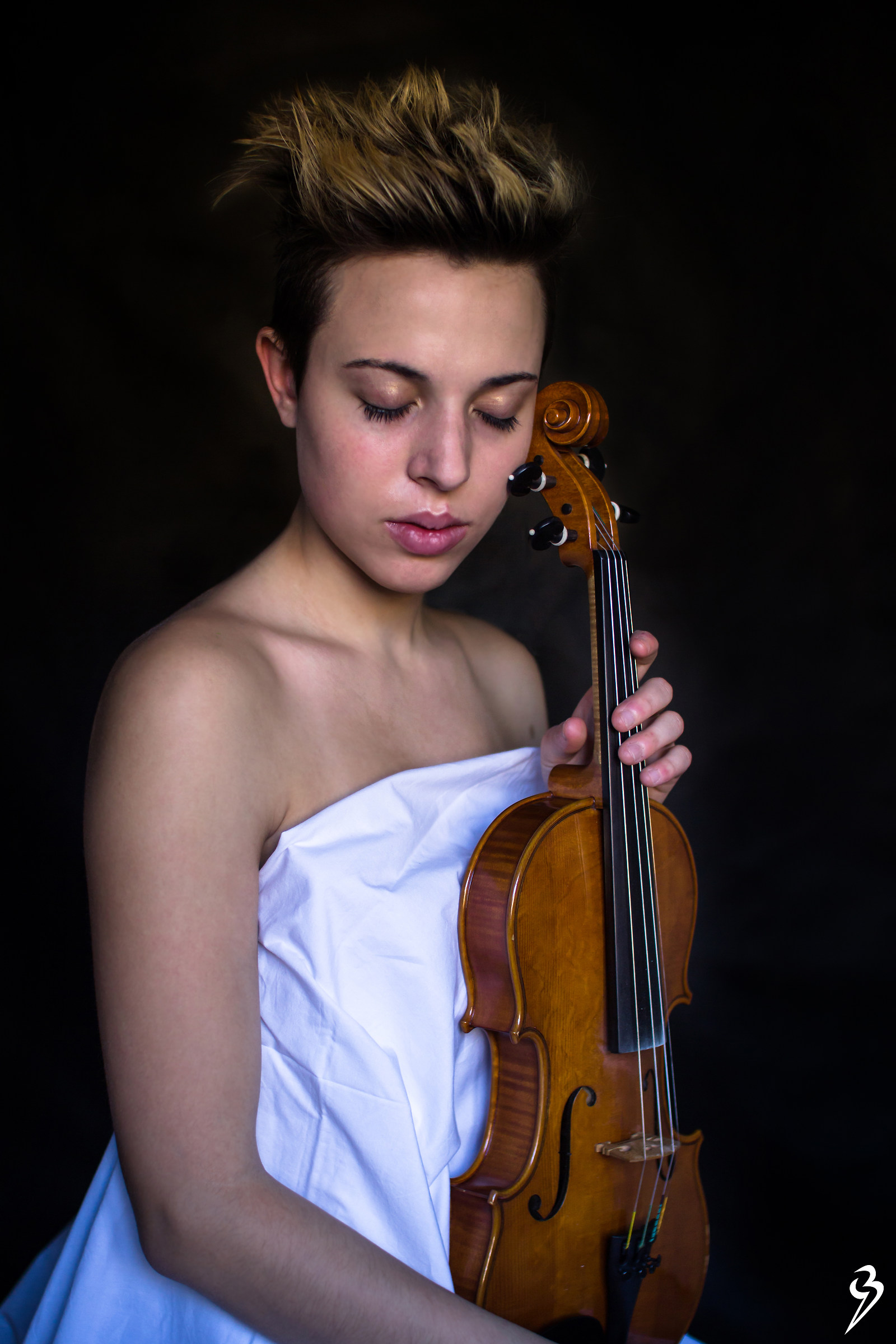 The woman with violin