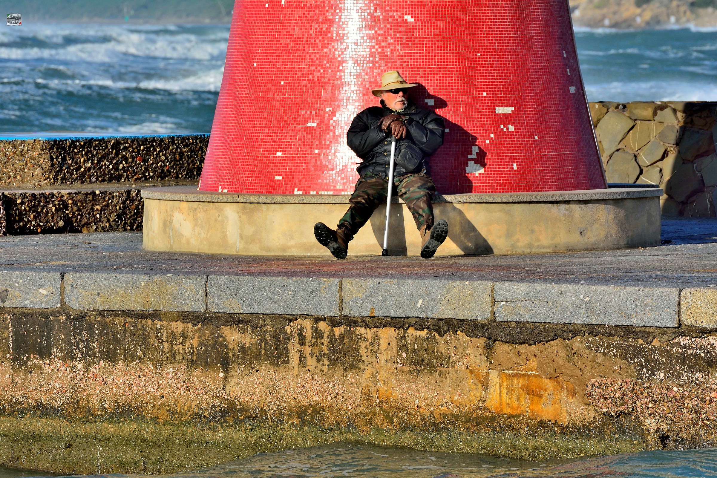 a ridosso sotto il faro