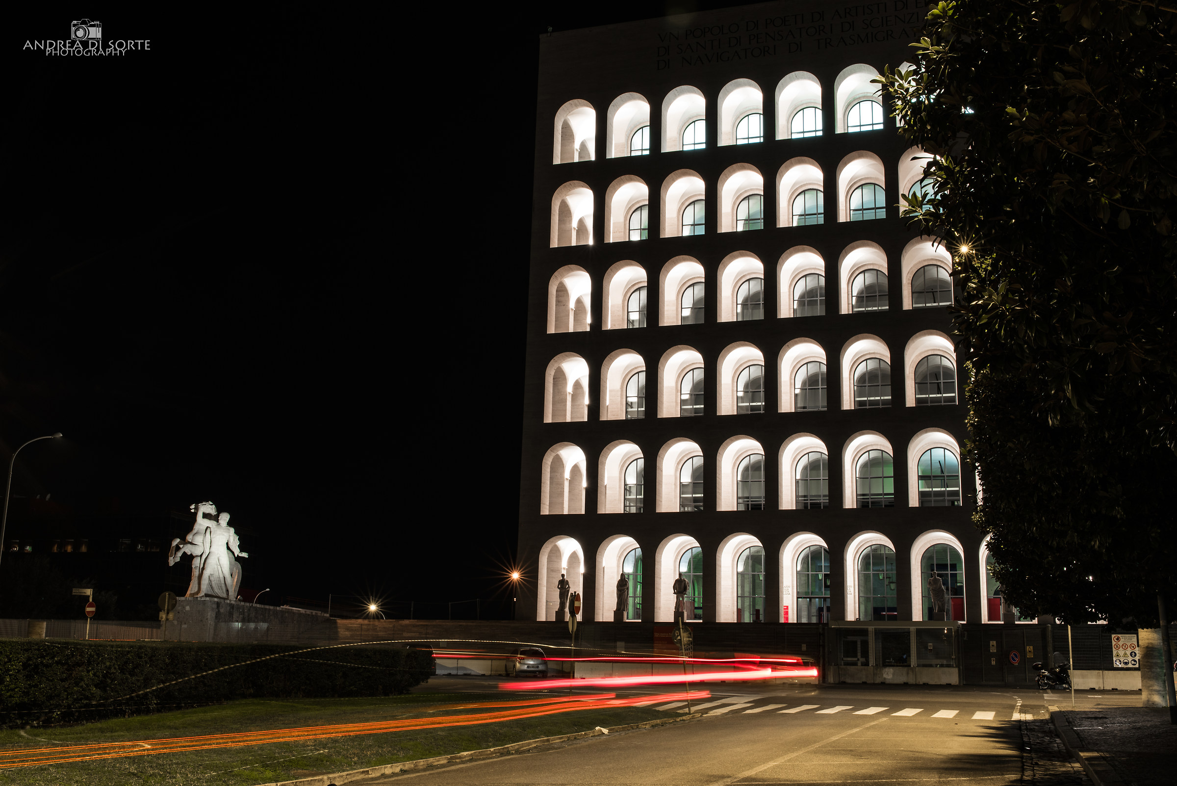 Il Colosseo quadrato dell'Eur di notte