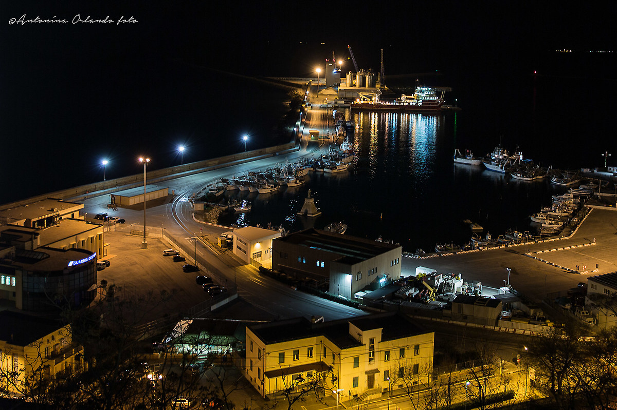 Notturno sul porto . Ortona (ch)