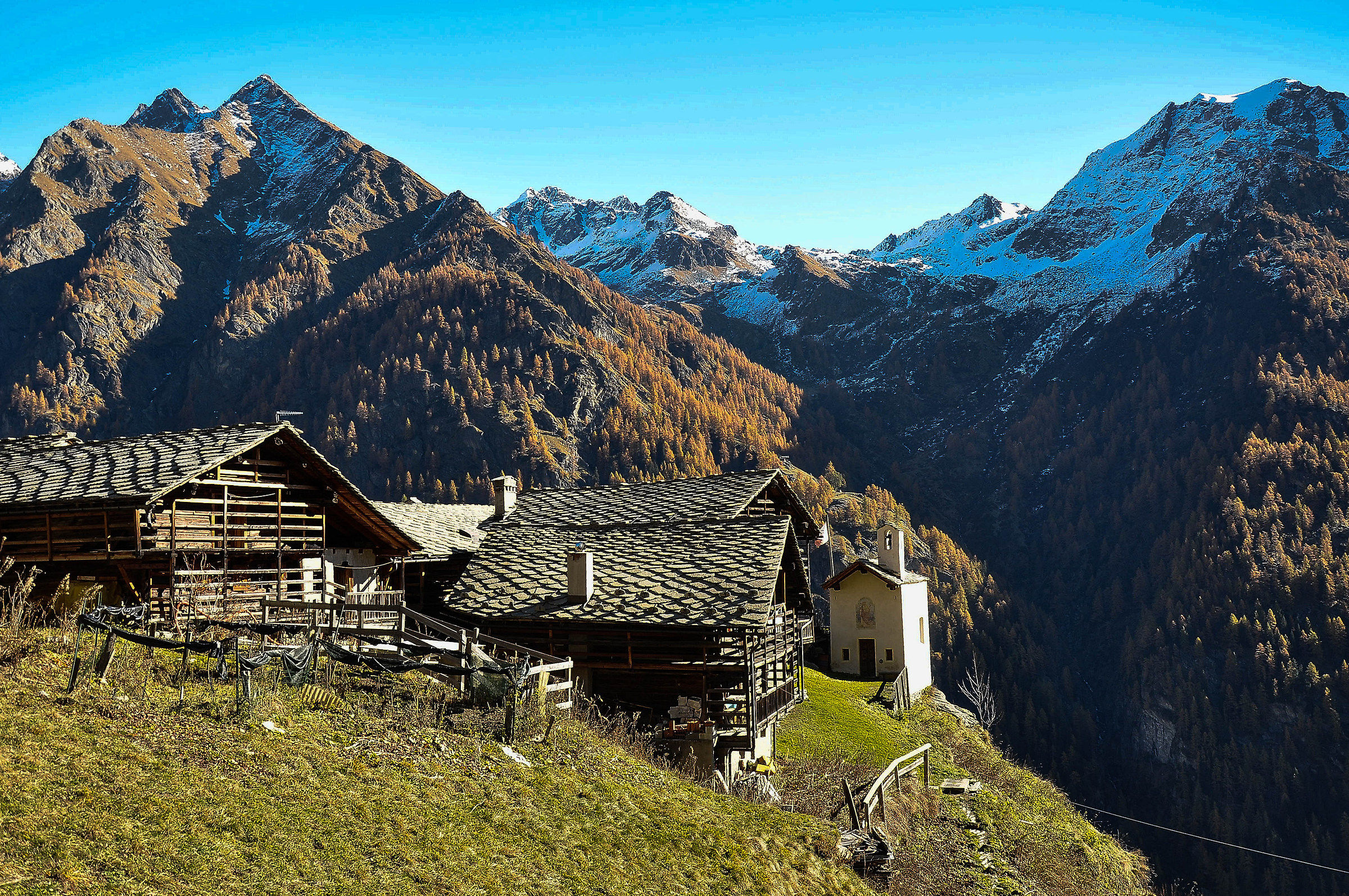 Villaggio di Alpenzu in autunno