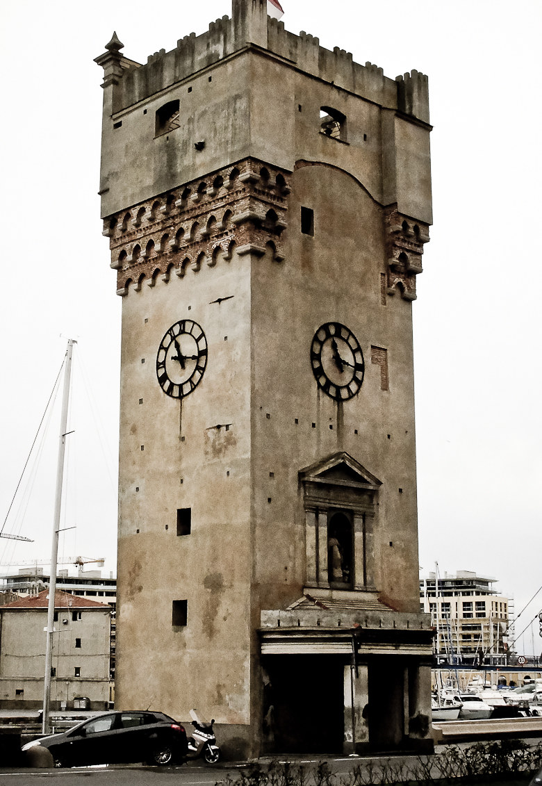 Torre medioevale nel centro storico di Savona
