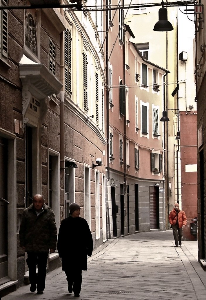a passeggio nel centro storico di Savona