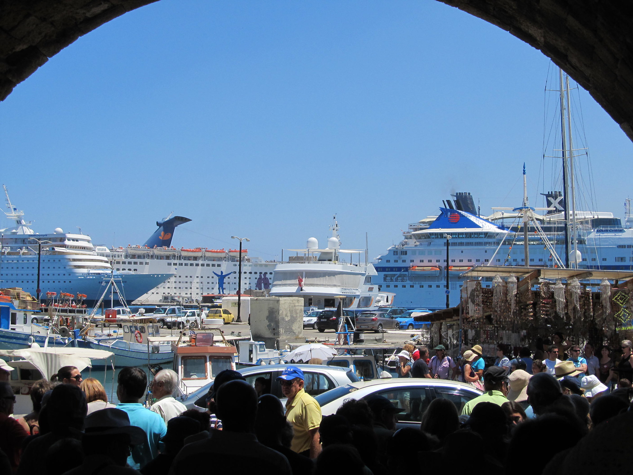 Ships / people / car too ...