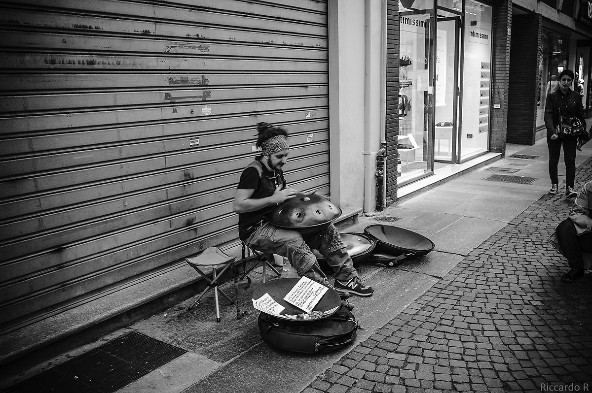 Artista di strada ad Alba