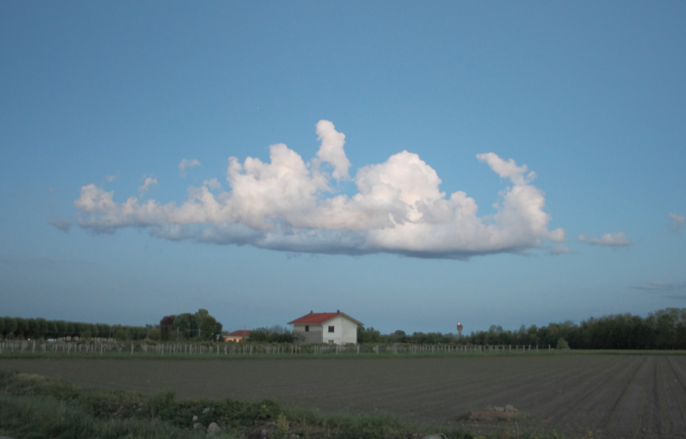 Casa di sera con nuvola