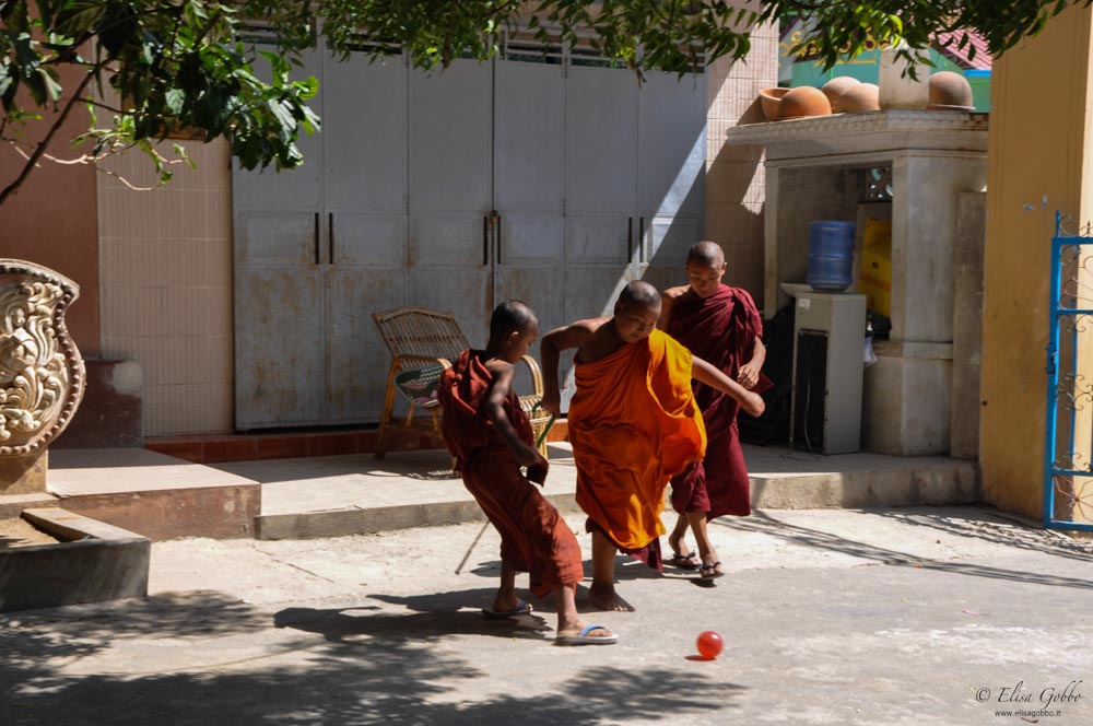 Although monks ... children are always children !!!