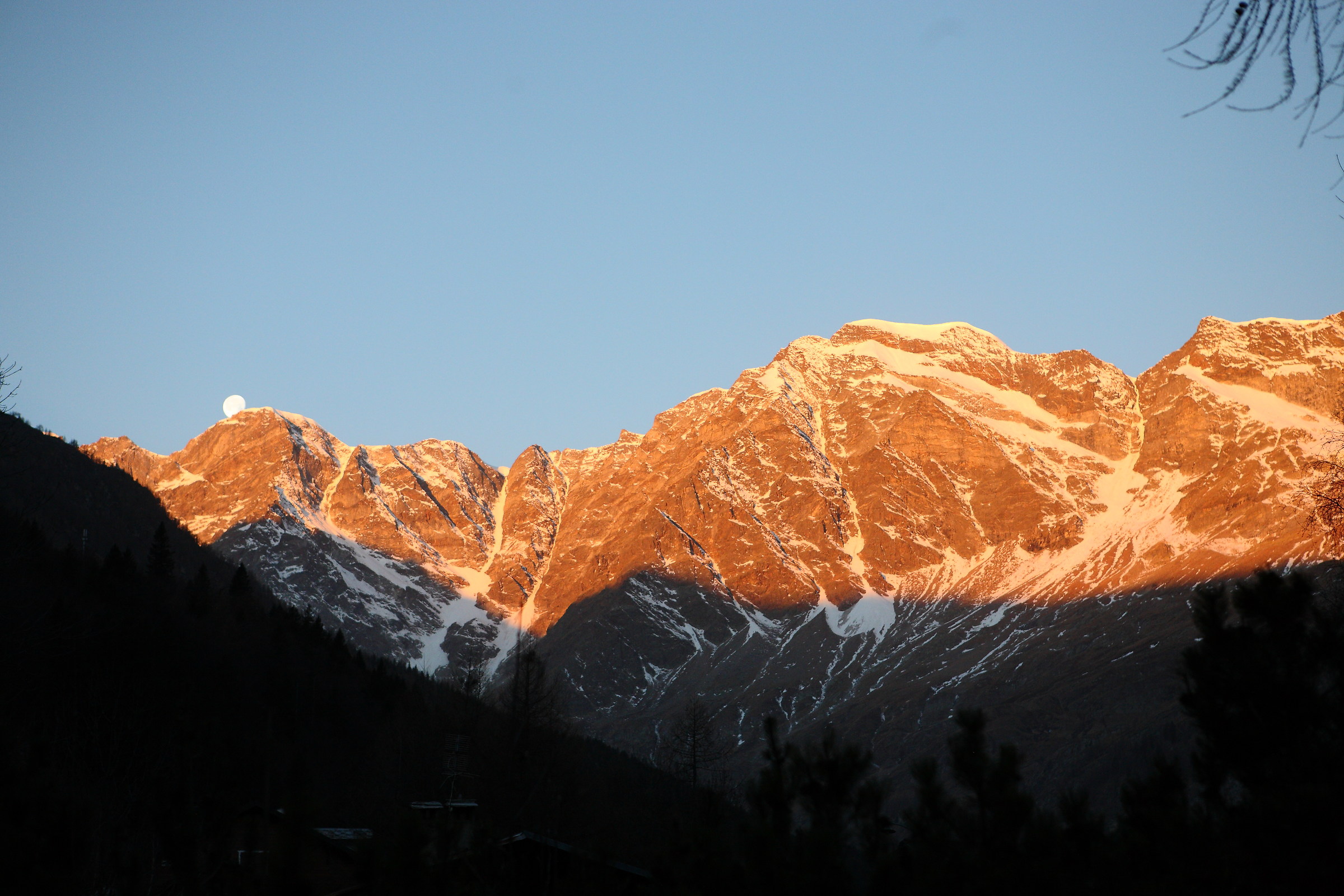 Luna dietro al Monte Rosa