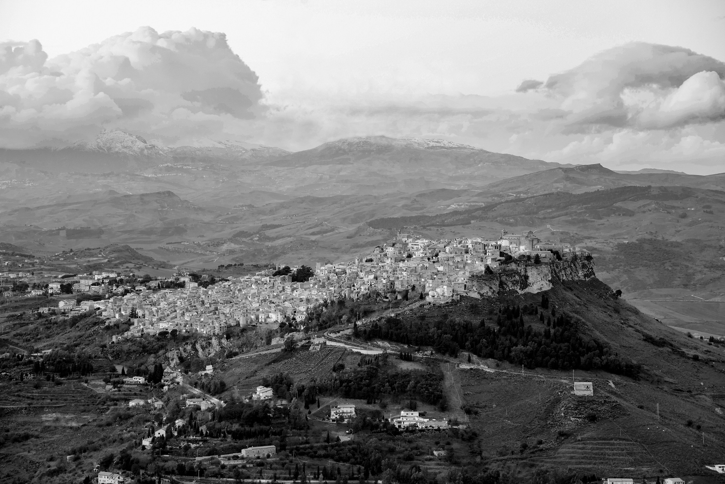 Leonforte (en), from Enna high, b & w.