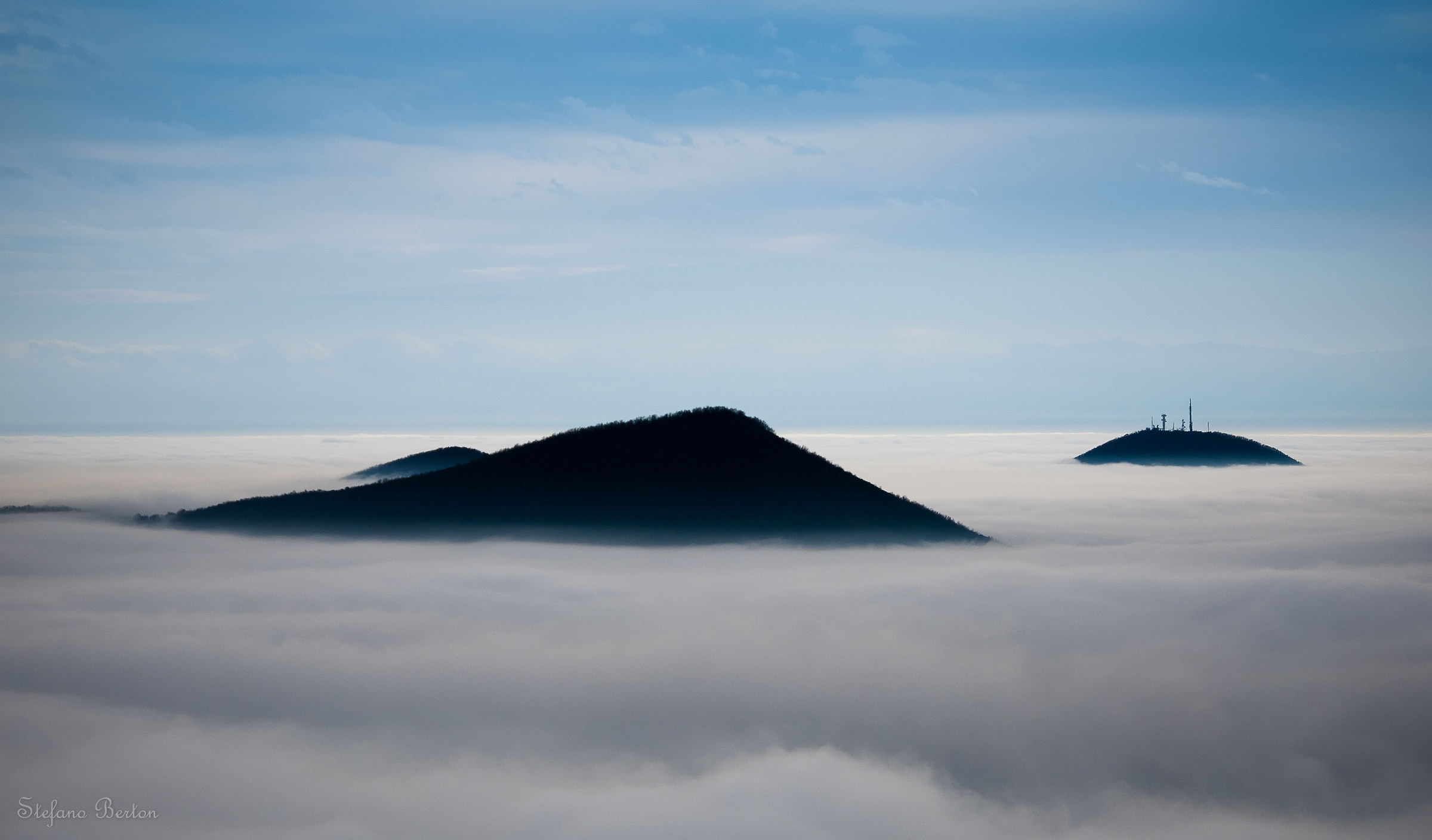 Islands in the Sea of ??Fog