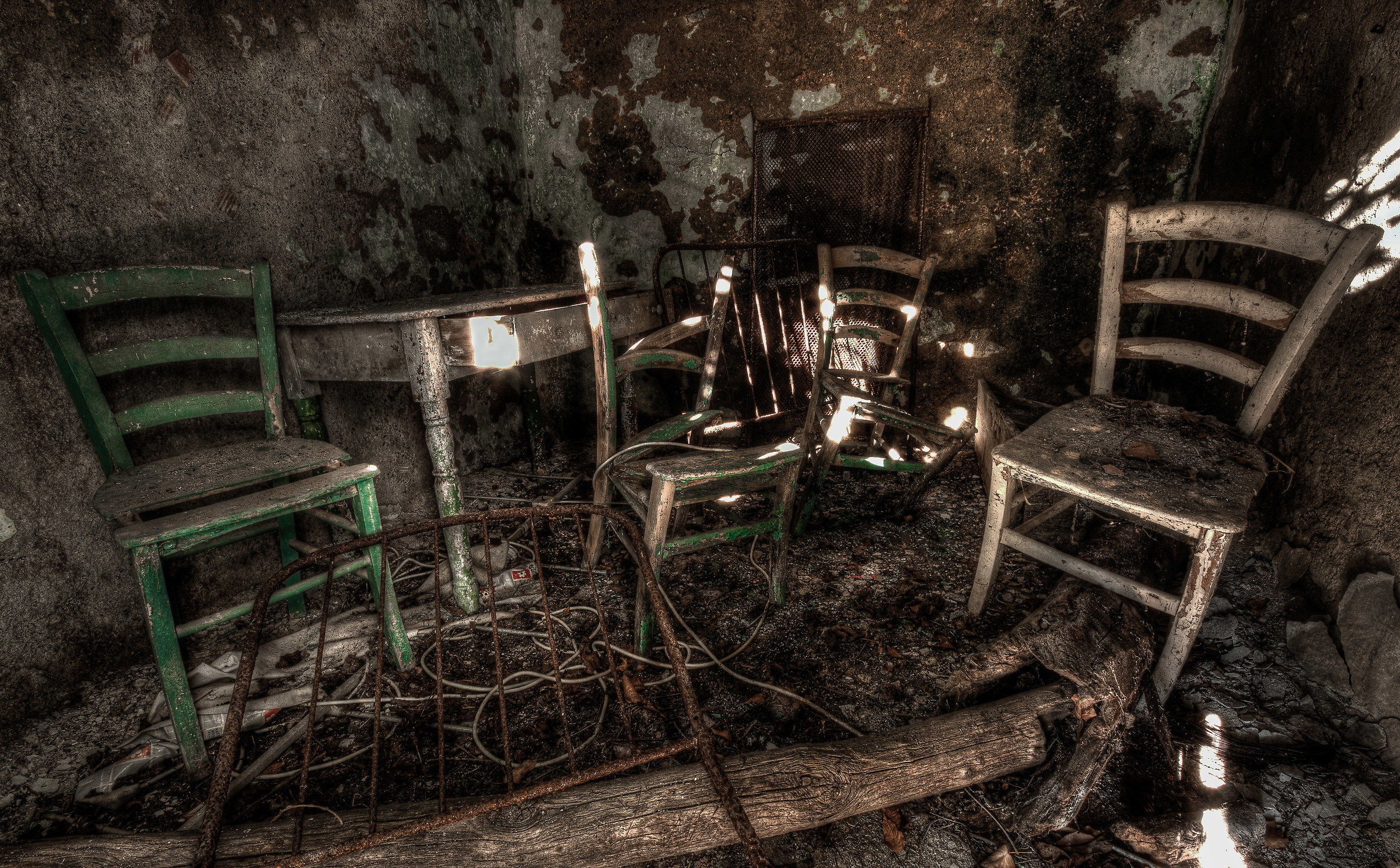 Luvega (Ge) Flashes of light and four chairs ...