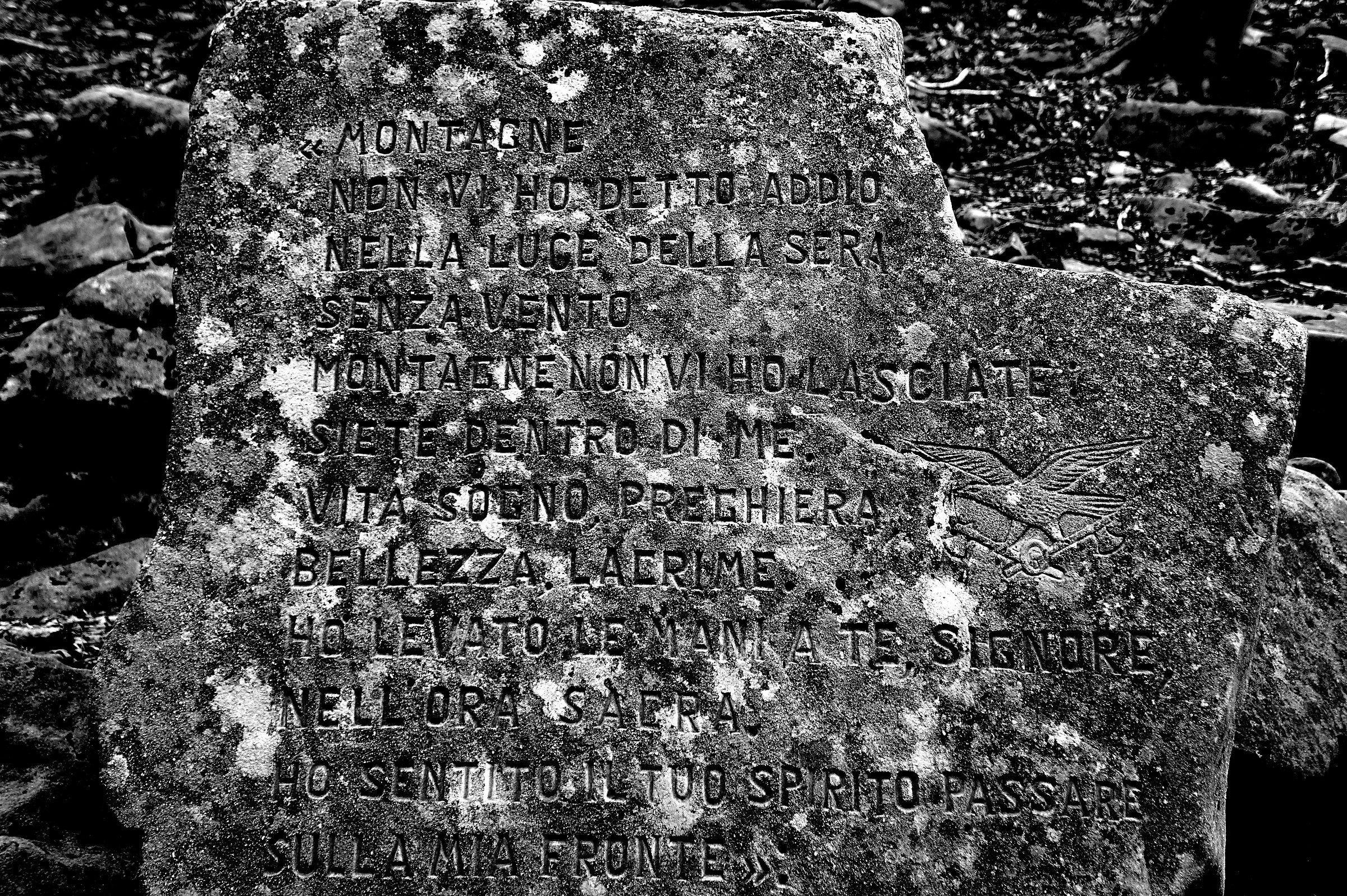 Iscrizione su pietra, Lago Santo