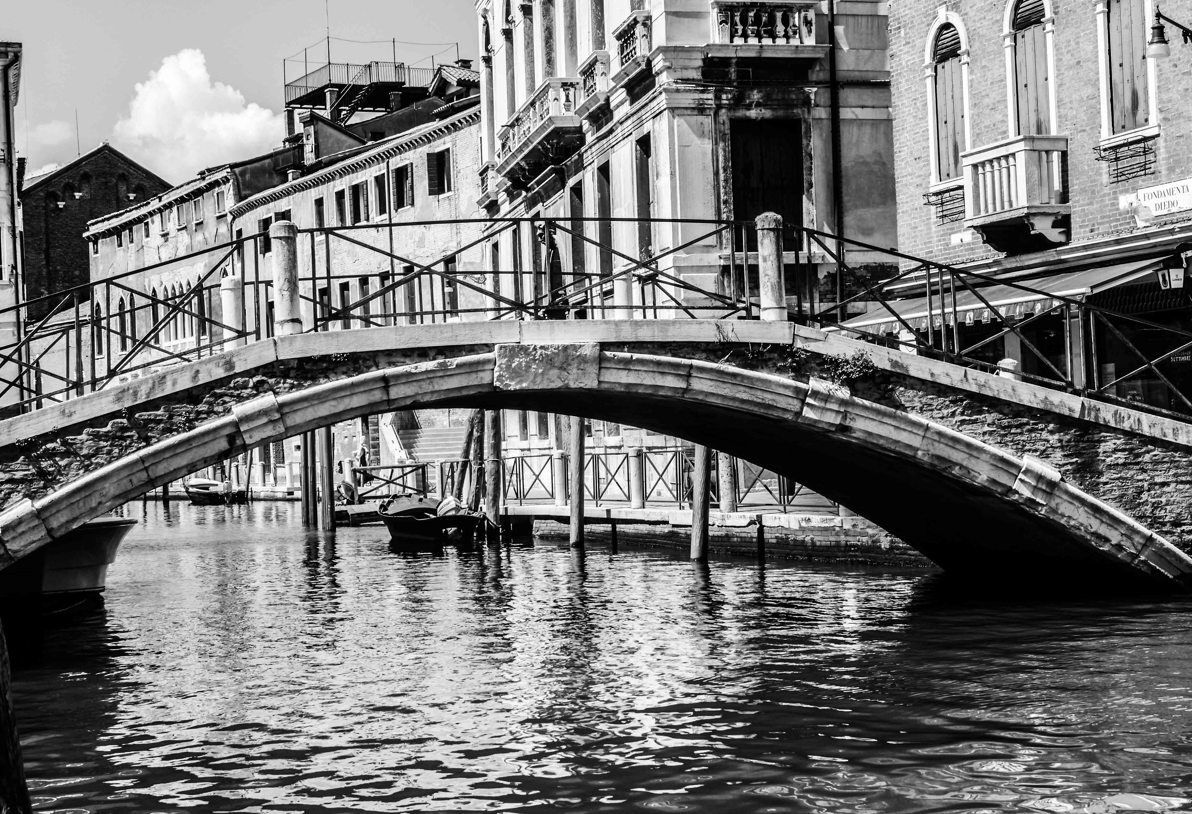 Bridge b / w