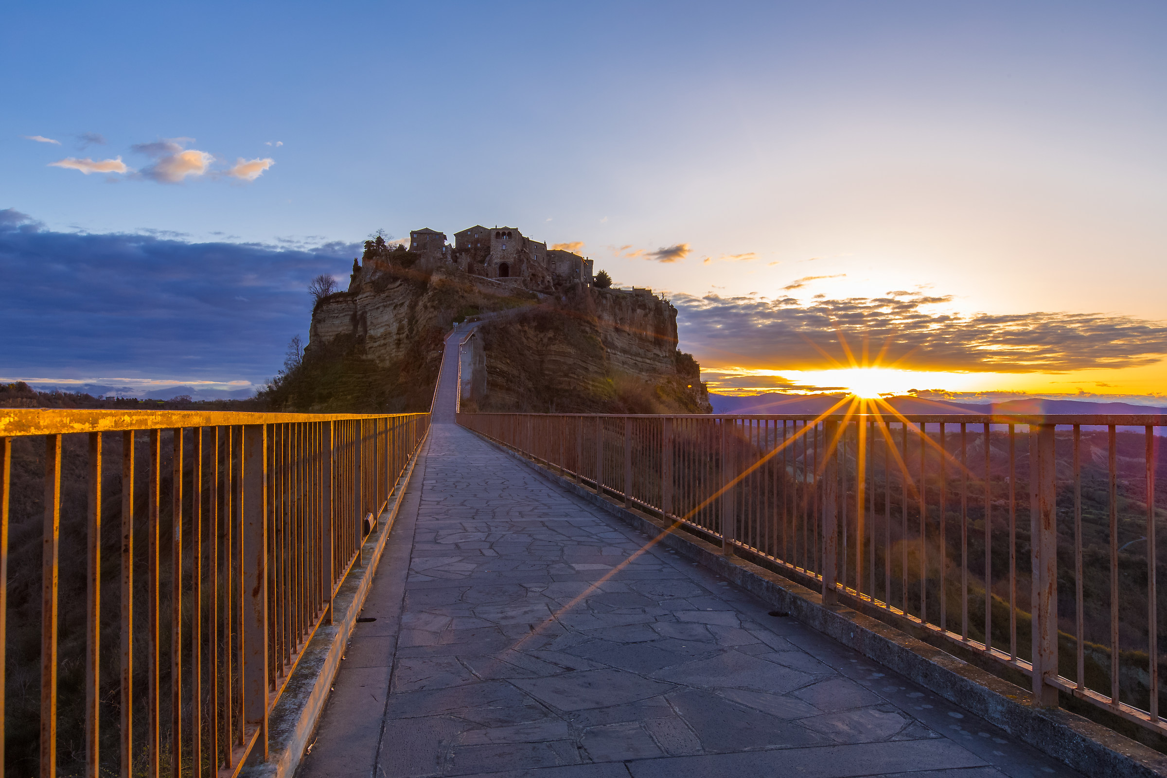 prime luci su civita di bagnoregio